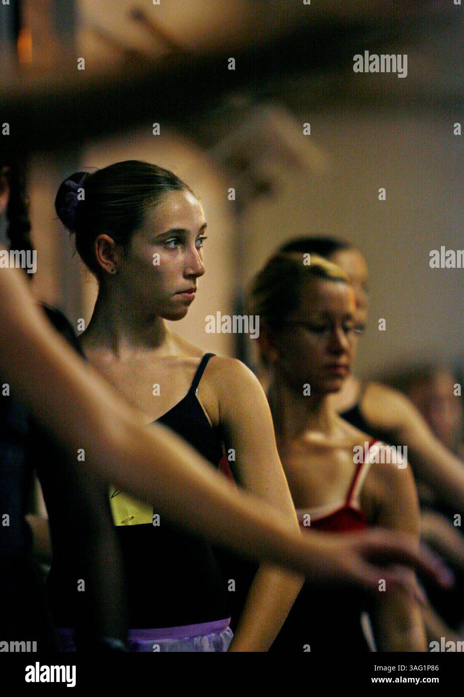 BILDUNTERSCHRIFT: (St. Petersburg 21.09.07) Moriah Geier, 13, (cq-Betreff) aus Tarpon Springs, beobachtet Anweisungen von Oxana Gasnikova, einer Ballerina des Moskauer Balletts, während eines One-Night-Kurses im St. Petersburg Shuffleboard Club Complex am Mirror Lake Drive am Freitag Abend, 21. September 2007. Neben dem Unterricht war Gasnikowa in St. Petersburg, um junge lokale Tänzer für die diesjährige Show des Großen russischen Nussknacker in Moskau vorzuspielen. Geier wurde zum dritten Mal in Folge für die Show gecastet. Die Vorstellung findet am 21. Und 2. Dezember im Mahaffey Theater statt Stockfoto