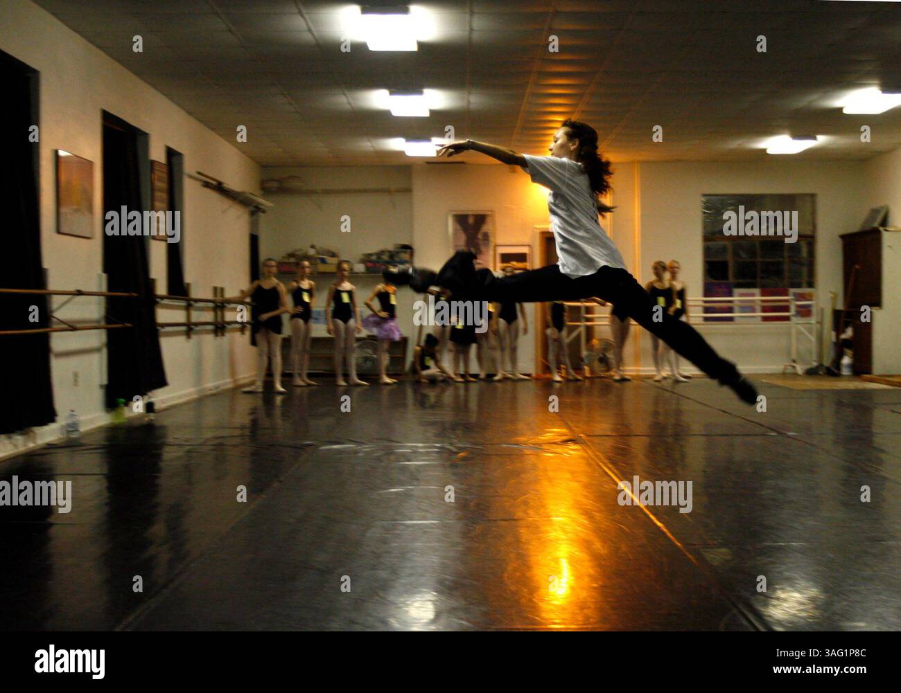 BILDUNTERSCHRIFT: (St. Petersburg 21.09.07) Oxana Gasnikova, eine Ballerina des Moskauer Balletts, zeigt einer Gruppe junger lokaler Balletttänzer Tanzbewegungen während sie am Freitag Abend, den 21. September 2007, einen One-Night-Kurs im St. Petersburg Shuffleboard Club Complex am Mirror Lake Drive unterrichtete. Gasnikova war in St. Petersburg, um junge lokale Tänzer für die diesjährige Show des russischen Nussknacker in Moskau vorzuspielen. Die Vorstellung findet am 21. Und 22. Dezember im Mahaffey Theater statt. Weitere Informationen finden Sie unter www.nutcracker.com..STORY ZUSAMMENFASSUNG: Oxana Gasnikova, aus Moskau Stockfoto