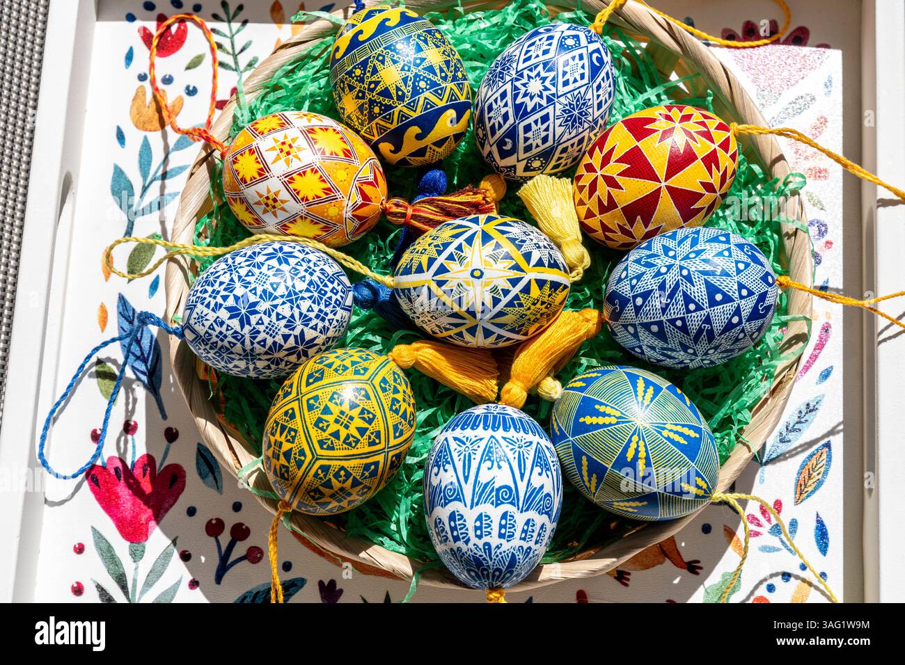 Eine lebhafte Sammlung von Ostereiern zeigt traditionelle ukrainische Pysanky, jedes Ei mit bunten Folk-Mustern dekoriert. Stockfoto