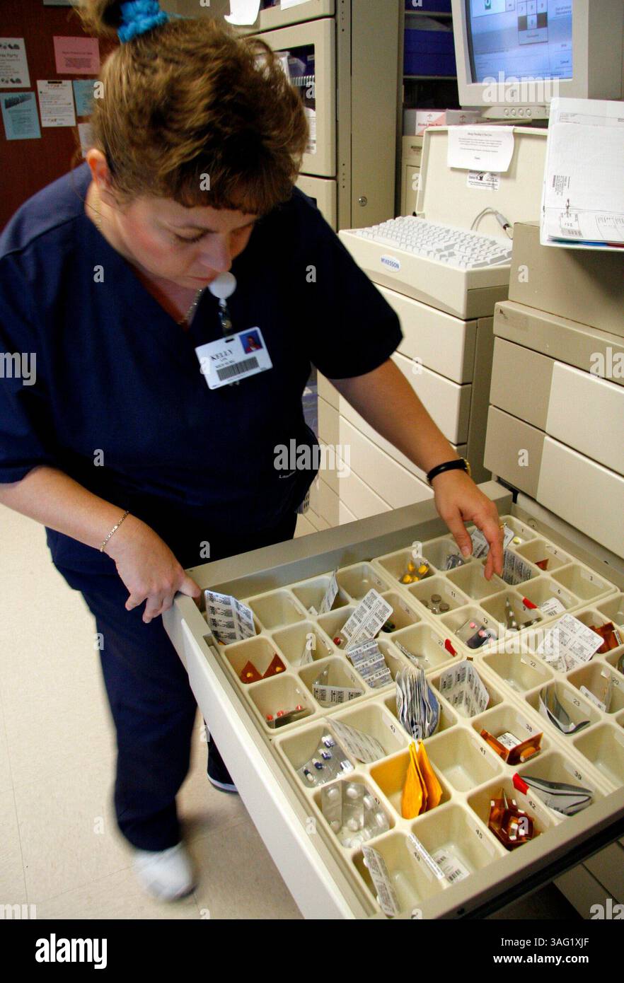 15.11.2007, BROOKSVILLE) Kelly Wells, ein LPN am Brooksville Regional Hospital, bekommt die Medikamente eines Patienten zur Verabreichung bereit. Safe Scan ist ein neues Programm, das in den regionalen Krankenhäusern Brooksville und Spring Hill eingesetzt wird. Krankenschwestern verwenden jetzt ein computergestütztes System, um sicherzustellen, dass die Patienten die richtigen Medikamente zum richtigen Zeitpunkt erhalten. MAURICE RIVENBARK | Times (Kreditbild: St Petersburg Times/ZUMAPRESS.com) Stockfoto