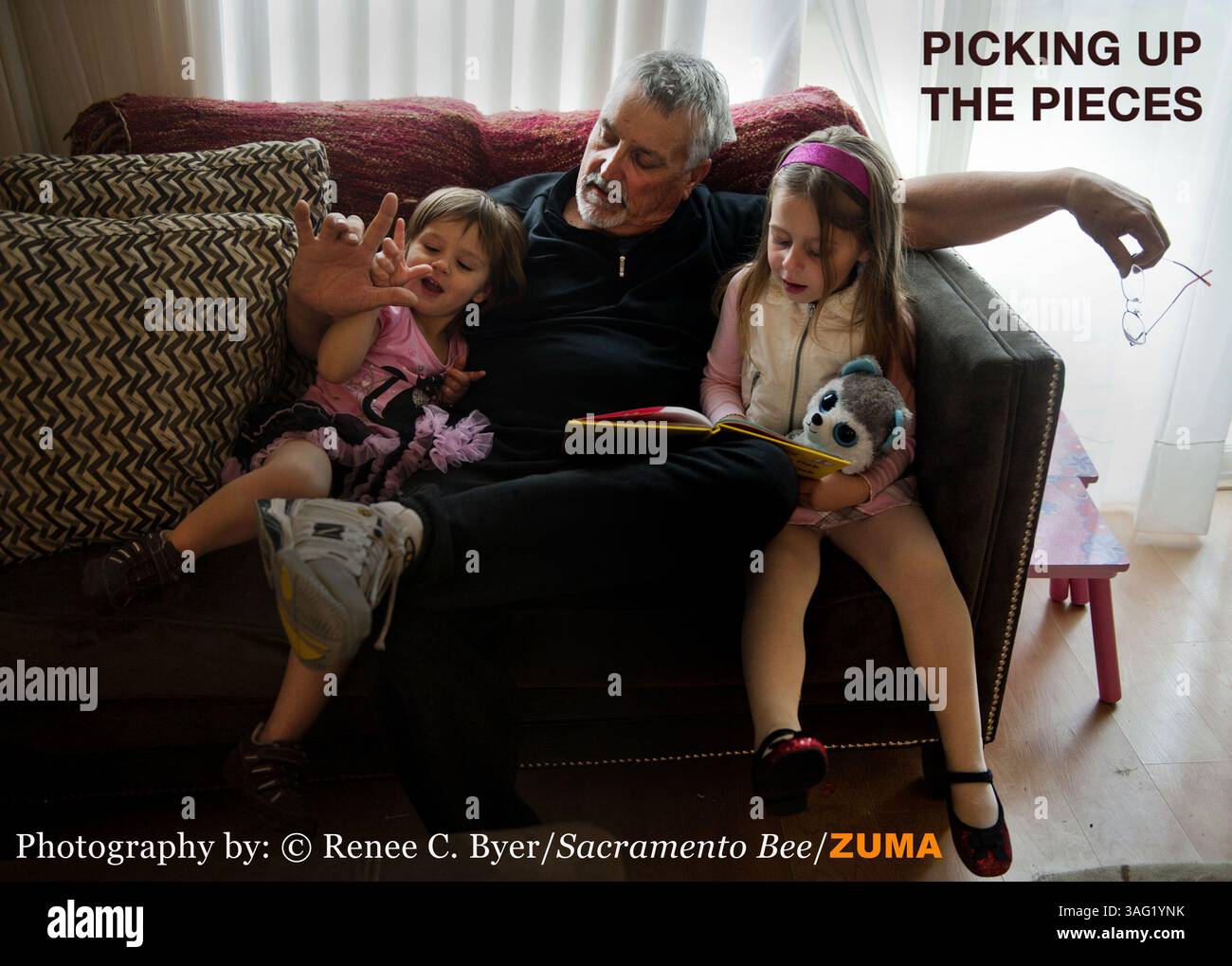 14. März 2012: Napa, Kalifornien, USA: DON HATFIELD interagiert mit seinen Enkeln ARIEL, 2, links, und EVA, 4, richtig, als sie "ein Fisch, zwei Fische, Roter Fisch, Blauer Fisch" in einem Haus lesen, zogen sie gerade in den Tag zuvor. Er kümmert sich um seine Enkelkinder und trauert immer noch um seine Tochter Rachel, die vor zwei Wochen brutal erstochen wurde. Er hat das Sorgerecht für die Kinder beantragt, seit ihr Vater Todd wegen des Mordes verhaftet wurde, aber sich für nicht schuldig bekennt. (Bild: © Renee C. Byer/Sacramento Bee/ZUMAPRESS.com) Stockfoto