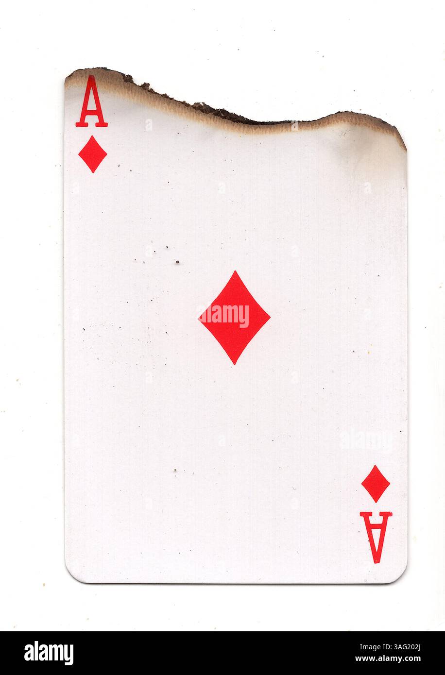 Eine teilweise verbrannte Spielkarte im Anzug aus Diamanten auf weißem Hintergrund. Stockfoto