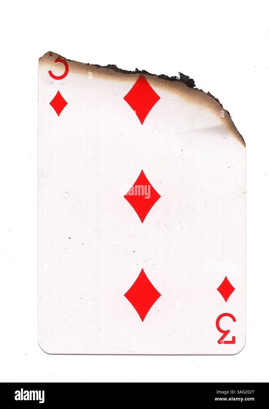 Eine teilweise verbrannte Spielkarte im Anzug aus Diamanten auf weißem Hintergrund. Stockfoto