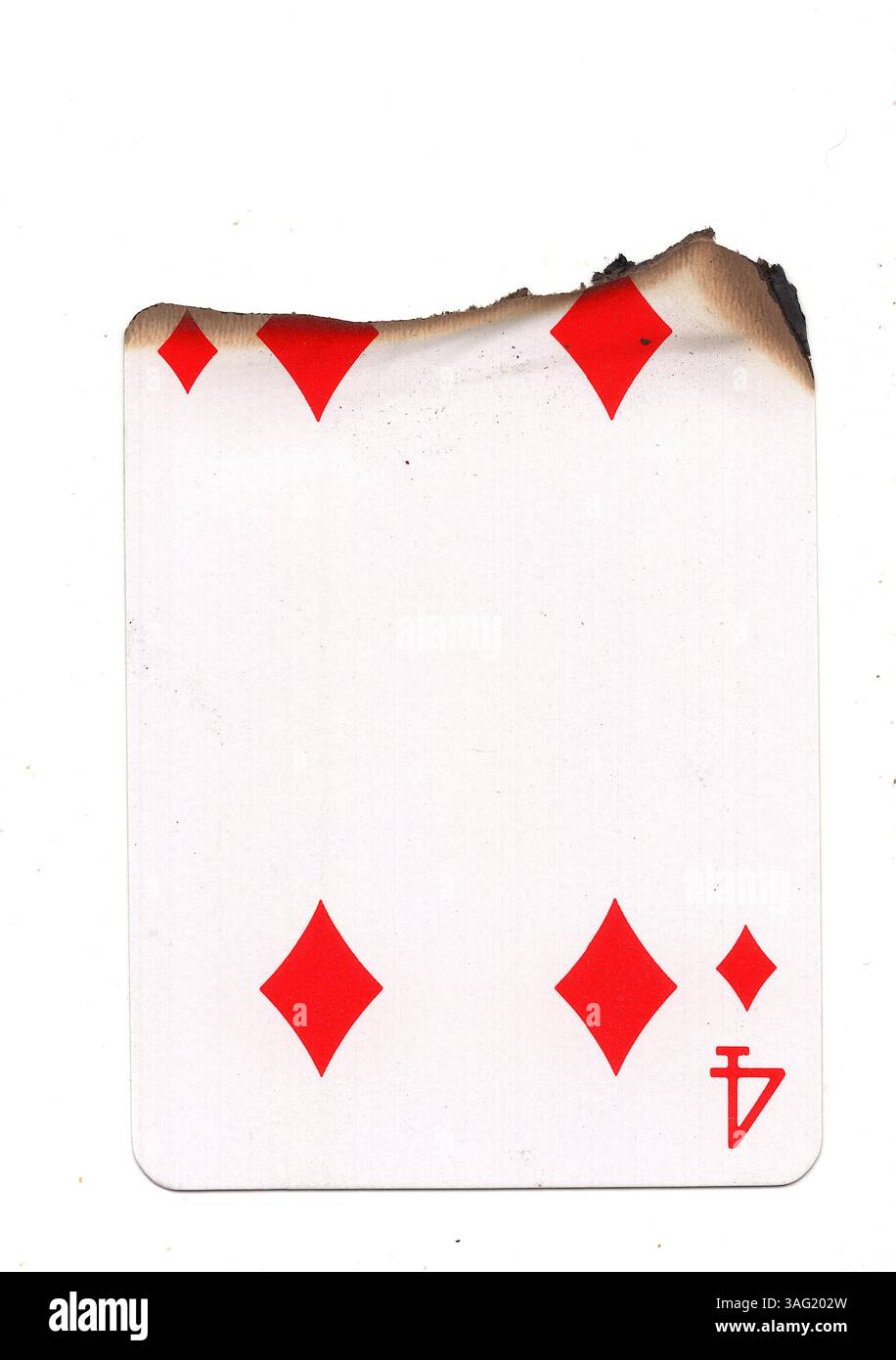 Eine teilweise verbrannte Spielkarte im Anzug aus Diamanten auf weißem Hintergrund. Stockfoto