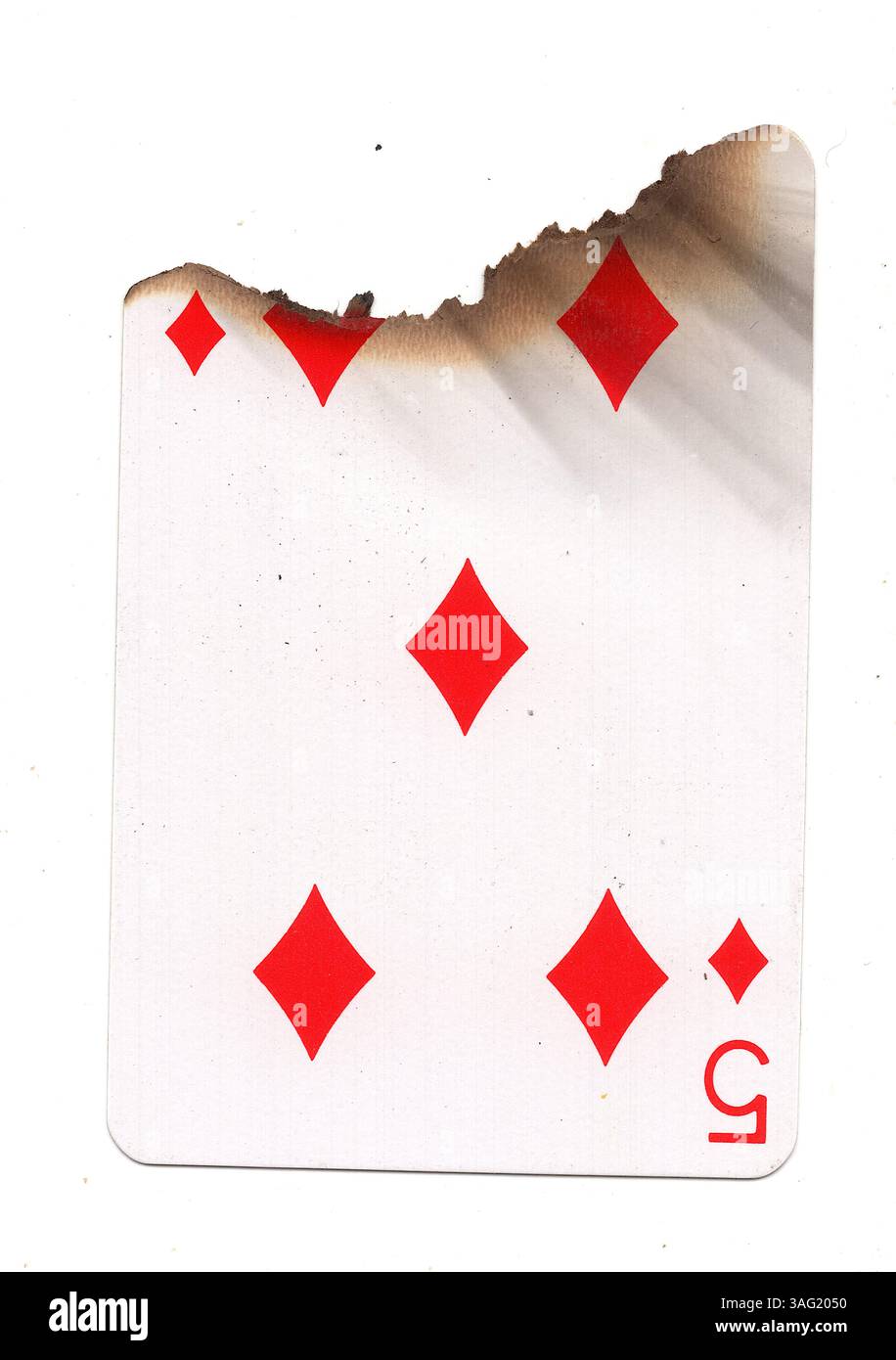 Eine teilweise verbrannte Spielkarte im Anzug aus Diamanten auf weißem Hintergrund. Stockfoto