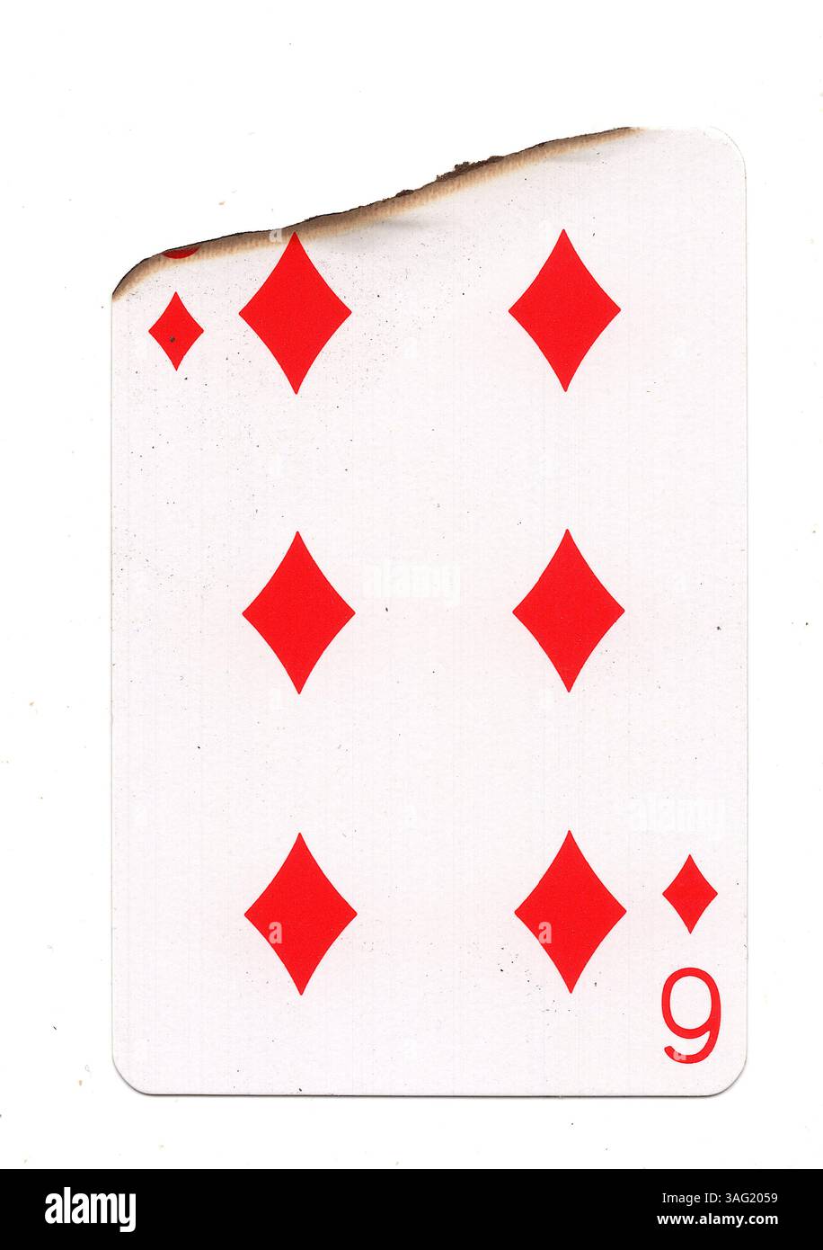 Eine teilweise verbrannte Spielkarte im Anzug aus Diamanten auf weißem Hintergrund. Stockfoto