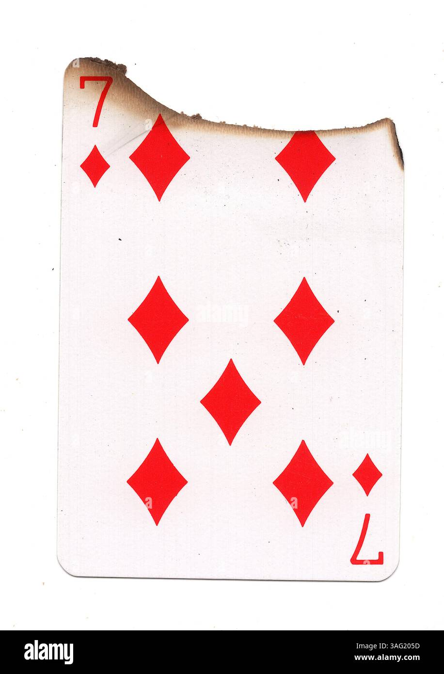 Eine teilweise verbrannte Spielkarte im Anzug aus Diamanten auf weißem Hintergrund. Stockfoto