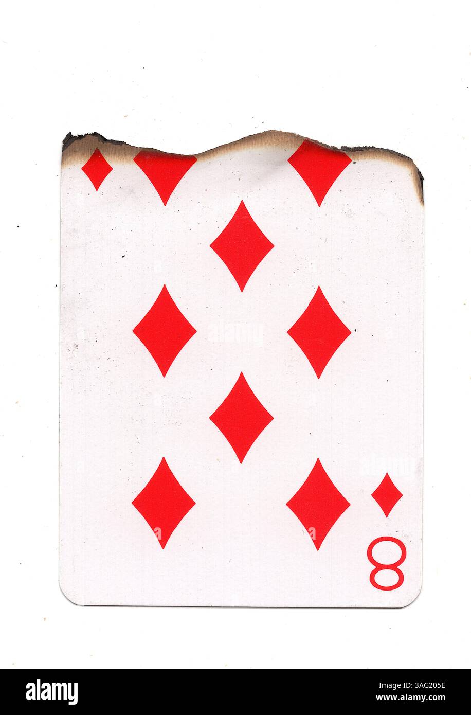 Eine teilweise verbrannte Spielkarte im Anzug aus Diamanten auf weißem Hintergrund. Stockfoto