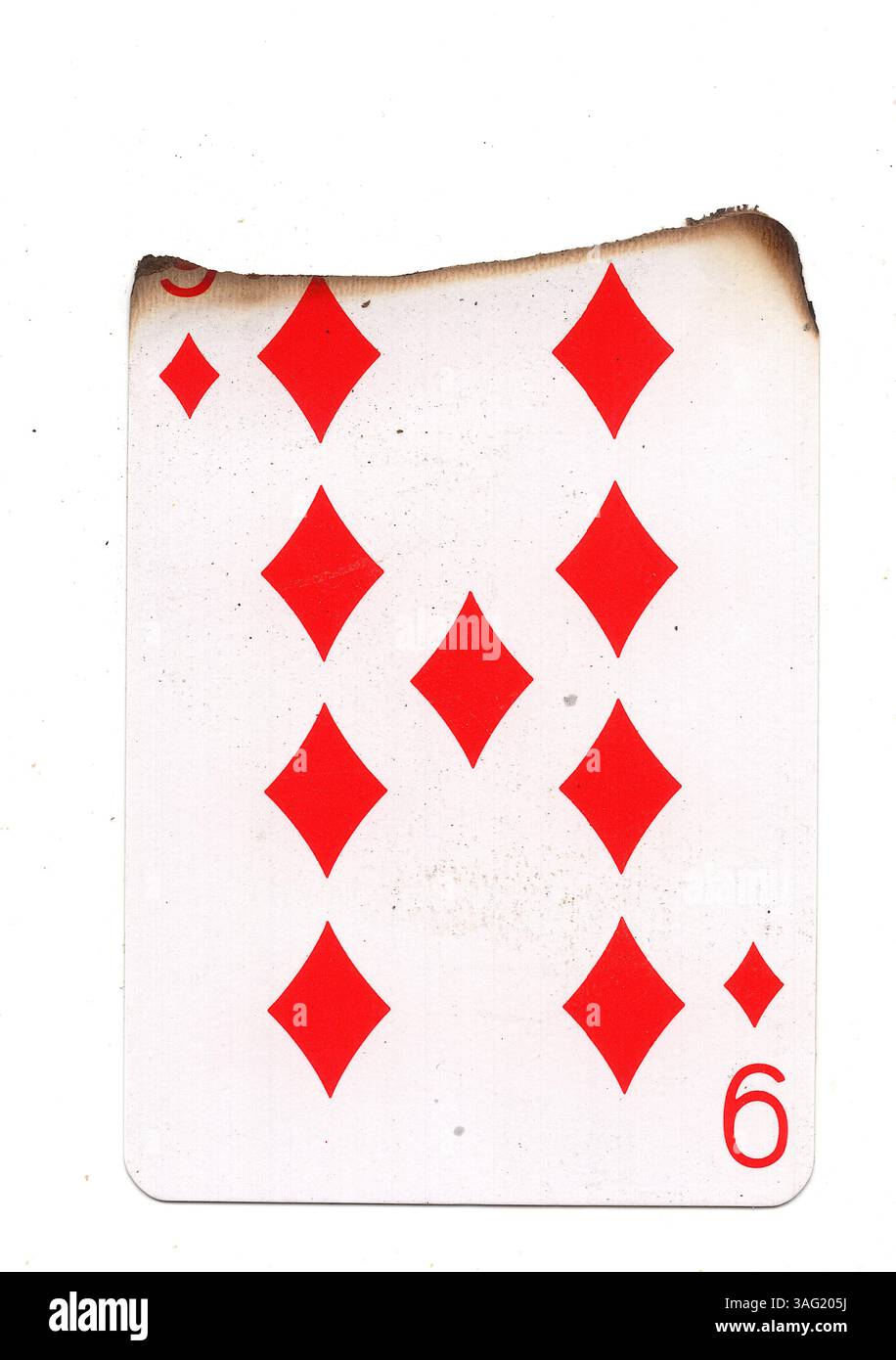 Eine teilweise verbrannte Spielkarte im Anzug aus Diamanten auf weißem Hintergrund. Stockfoto