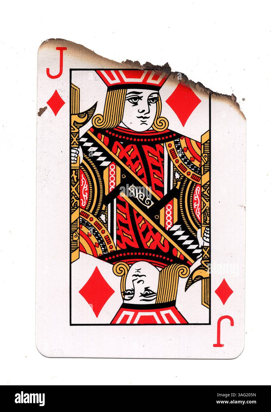 Eine teilweise verbrannte Spielkarte im Anzug aus Diamanten auf weißem Hintergrund. Stockfoto