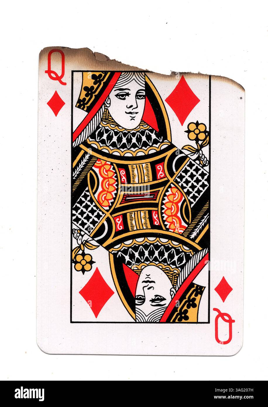 Eine teilweise verbrannte Spielkarte im Anzug aus Diamanten auf weißem Hintergrund. Stockfoto