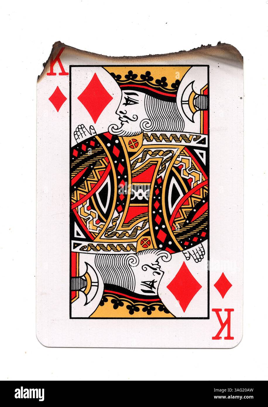 Eine teilweise verbrannte Spielkarte im Anzug aus Diamanten auf weißem Hintergrund. Stockfoto