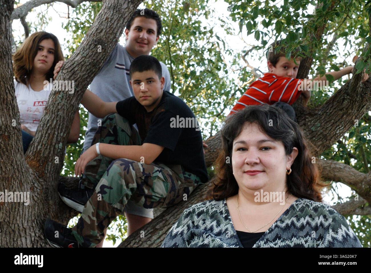 BILDUNTERSCHRIFT: FOTO 1: (New Port Richey, Freitag, 12.07.2007). Dawn Matos, 36, (unten rechts) ist eine vierjährige Mutter, die ihren Weg von der öffentlichen Hilfe über einen Associate-Diplom in Krankenpflege am Pasco-Hernando Community College bis hin zu einem neuen Job und einer neuen Karriere durcharbeitete. Sie posierte am Freitag, den 7. Juli 2007 in ihrem Haus in Port Richey, mit ihren Kindern Alyssa Putchlawski, 12, Joseph Putchlawski, 14, Steven Kovalchick, 16, und Michael Wisniewski, 6 (Credit Image: St Petersburg Times/ZUMAPRESS.com) Stockfoto