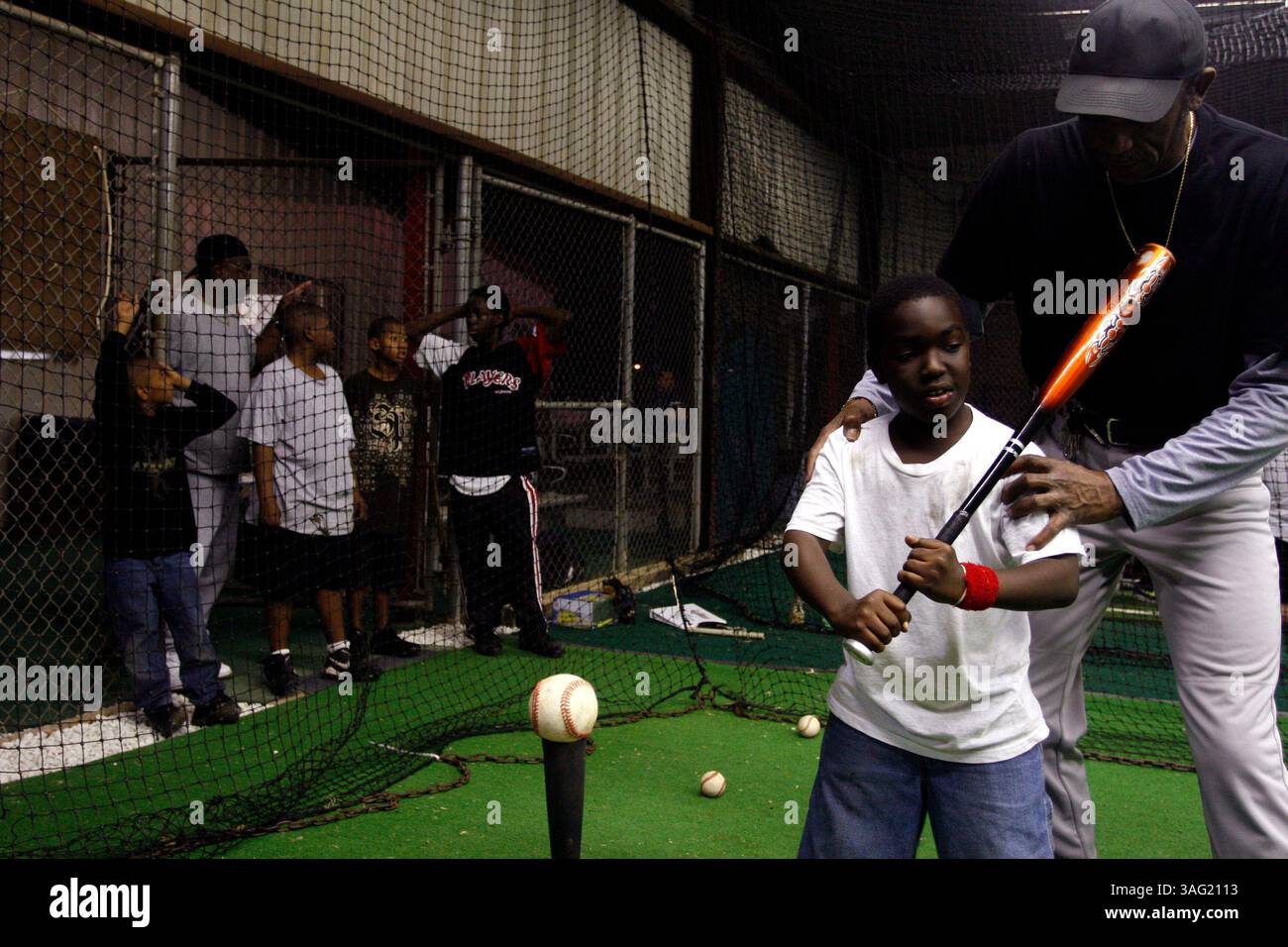 Clearwater. FL 13.12.2007).NP 279723 DEAN Baseball 1.Bildunterschrift: Eric Towns,8, bekommt Schlagstunden von Trainer Clarence Gregory, Donnerstag, 13. Dezember im Jack Russell Stadium in Clearwater. Towns ist Teil eines von der Community Academy for Youth Development Inc. Gesponserten Programms Die von Harry Preston gegründete Organisation ist eine Möglichkeit, Jugendlichen in North Greenwood zu helfen, sich von den Straßen fernzuhalten. Foto: ATOYIA DEANS | Times. Zusammenfassung: Harry Preston, 57, wollte einen Weg finden, um den Jungen von Mädchen in der Gegend von North Greenwood zu helfen. Als er in der Gemeinde aufwuchs, hatte er Baseball. Heute konnte er kein finden Stockfoto