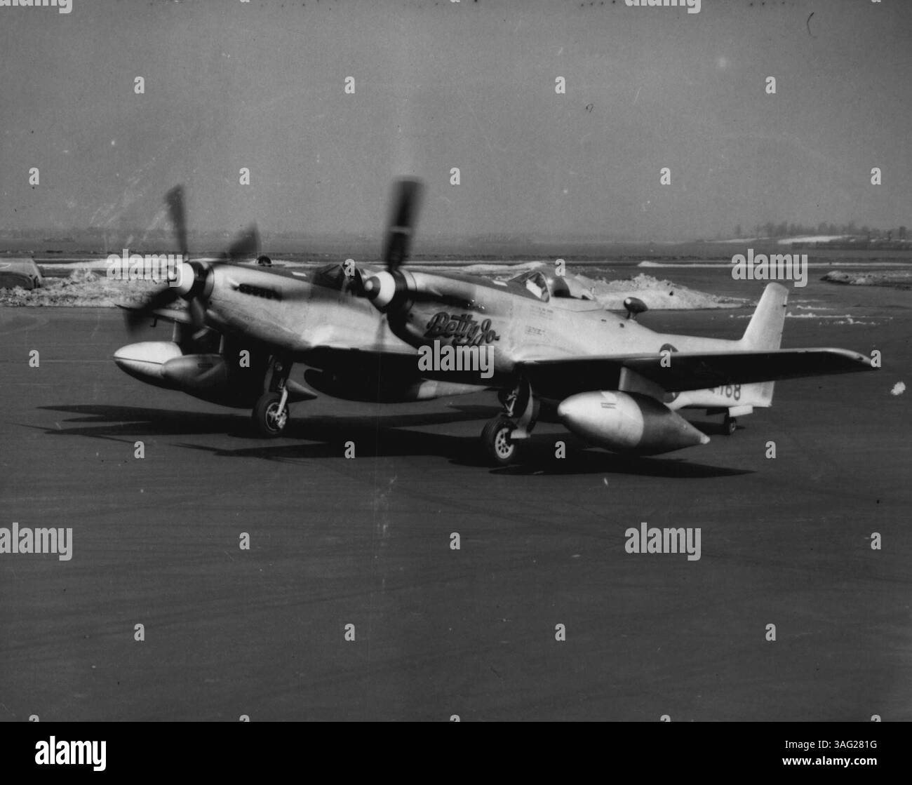 'Betty Jo' beendet Rekordflug - das Kampfflugzeug der Armee P-82, 'Betty Jo' landet am 28. Februar auf dem Laguardia Field, New York, am Ende ihres Nonstop-Rekordflugs von Honolulu. Ihre zweiköpfige Besatzung, Lt. Col. Robert E. Thacker, Pilot, und Lt. John M. Ard, Co-Pilot, machten den 4.978-Meilen-Flug in etwa 14 Stunden und 33 Minuten. Februar 1947. (Foto von zugehörigem Pressefoto). Stockfoto