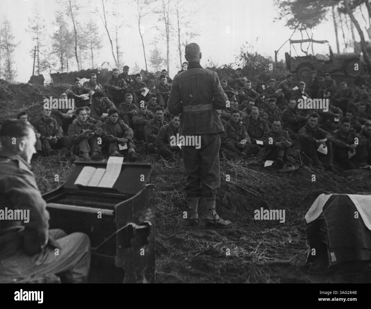 Sektion für Öffentlichkeitsarbeit, HC BCOF, Japan -- Kaplan WHD Wallace of Geelong, Vic, führt am 1. November einen protestantischen Gottesdienst mit Support Coy, 3 Mrd., Royal Australian Regiment, durch. In der Nähe von Chongju, Korea. Der Orgelspieler ist CPL. G.H. Stowe, 23 John St, Leichhardt NSW. November 1950. Stockfoto