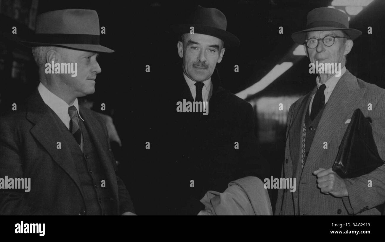 Der Bundesvorsitzende der Liberalen Partei (Herr R. G. Casey) fotografierte zusammen mit dem Manager der Newcastle Steelworks (Herr K. Butler) und dem Präsidenten des Newcastle Aero Clubs (Herr A. Rankin) während seines Besuchs in Newcastle. Mr. Casey und Mr. Rankin fliegen morgen früh in einem Flugzeug des Newcastle Aero Club nach Grafton und kehren am Montag nach Newcastle zurück. Juli 1948. Stockfoto