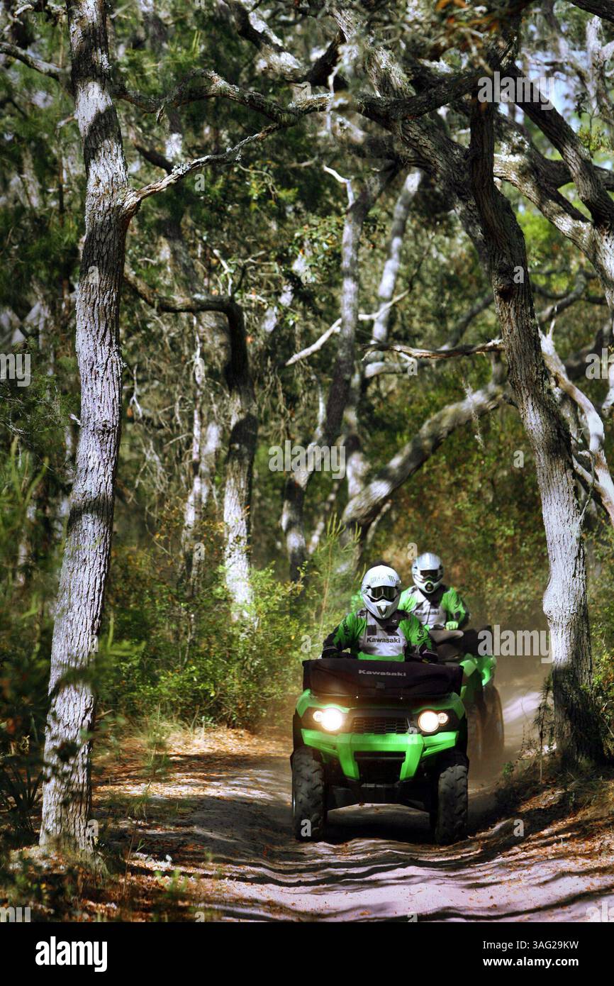 März 2008 – Ocala National Forest, Florida, USA – JON RALL führt TERRY TOMALIN durch einen Abschnitt des Ocala North OHV Trail Systems im Ocala National Forest auf einem Paar von 2008 Brute Force 750 4x4i Die Wanderwege schlängeln sich durch mehrere Ökosysteme, darunter offene Langblatt-Kiefernwälder, ausgedehnte Prärien, Sümpfe, dicke Buche, Sandkiefer, und Eichenhängematten (Credit Image: St Petersburg Times/ZUMAPRESS.com) Stockfoto