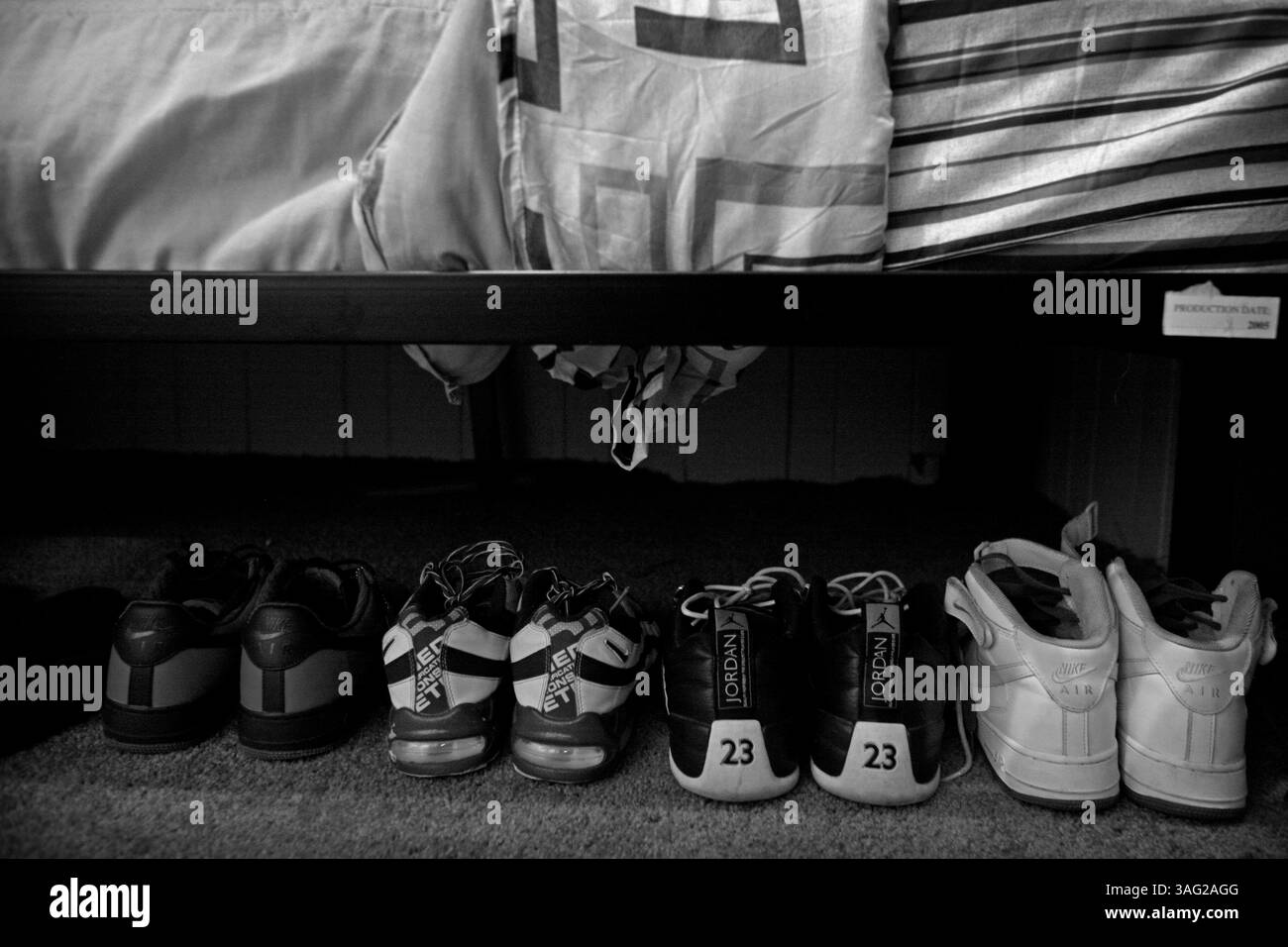 April 2008 - St. Petersburg, Florida, USA - bevor Leon Adams das Haus des Hüters unseres Bruders betrat, war sein Leben ein Chaos. Ordnung ist alles. Jeder Bewohner des Hauses hat bestimmte Aufgaben und wird erwartet, dass er seine persönlichen Räume in Ordnung hält. Adams Schuhe sind ordentlich unter seinem Bett angeordnet. Der Wandel der Umwelt hat Leons Lebensaussichten verändert. „Es ist sowieso nicht das, was eine Person trägt“, sagt er und bezieht sich auf das, was er früher priorisiert hat. Ich gehe zurück und hole die Schuhe und zieh sie an, wenn ich sie hineinpassen kann. Ich werde mich immer noch nicht wie niemand besser fühlen." Der Hüter unseres Bruders ist eine Pinellas Co Stockfoto