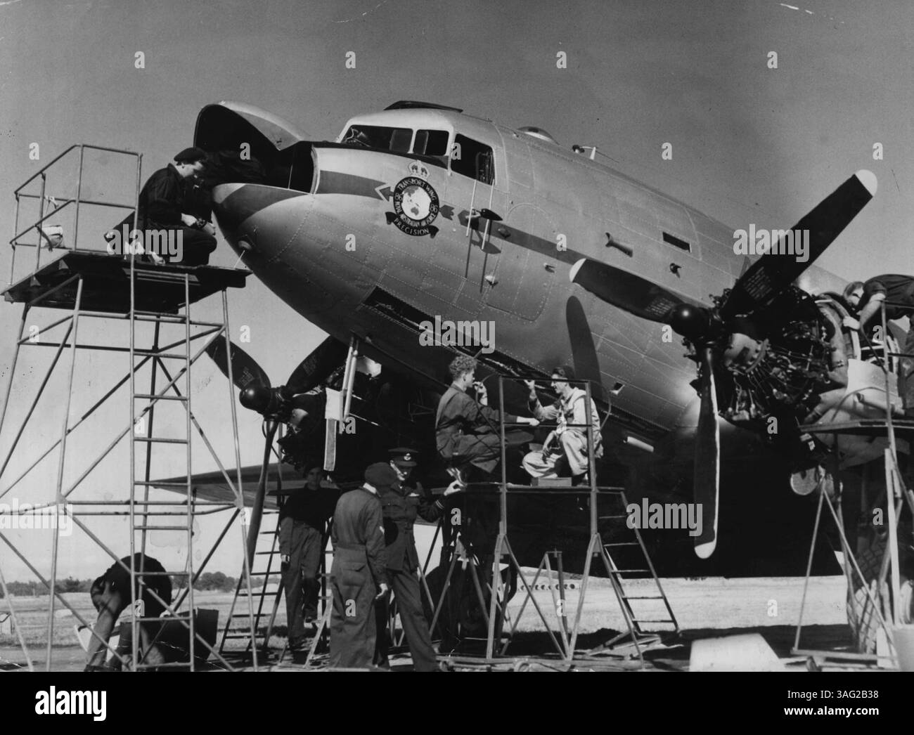 RAAF für Malaya -- Bodenpersonal Richmond Station bereitet eine der Dakotas vor, die nach Malaya fahren soll. Juni 1950. (Foto: Winton Irving/Fairfax Media). Stockfoto