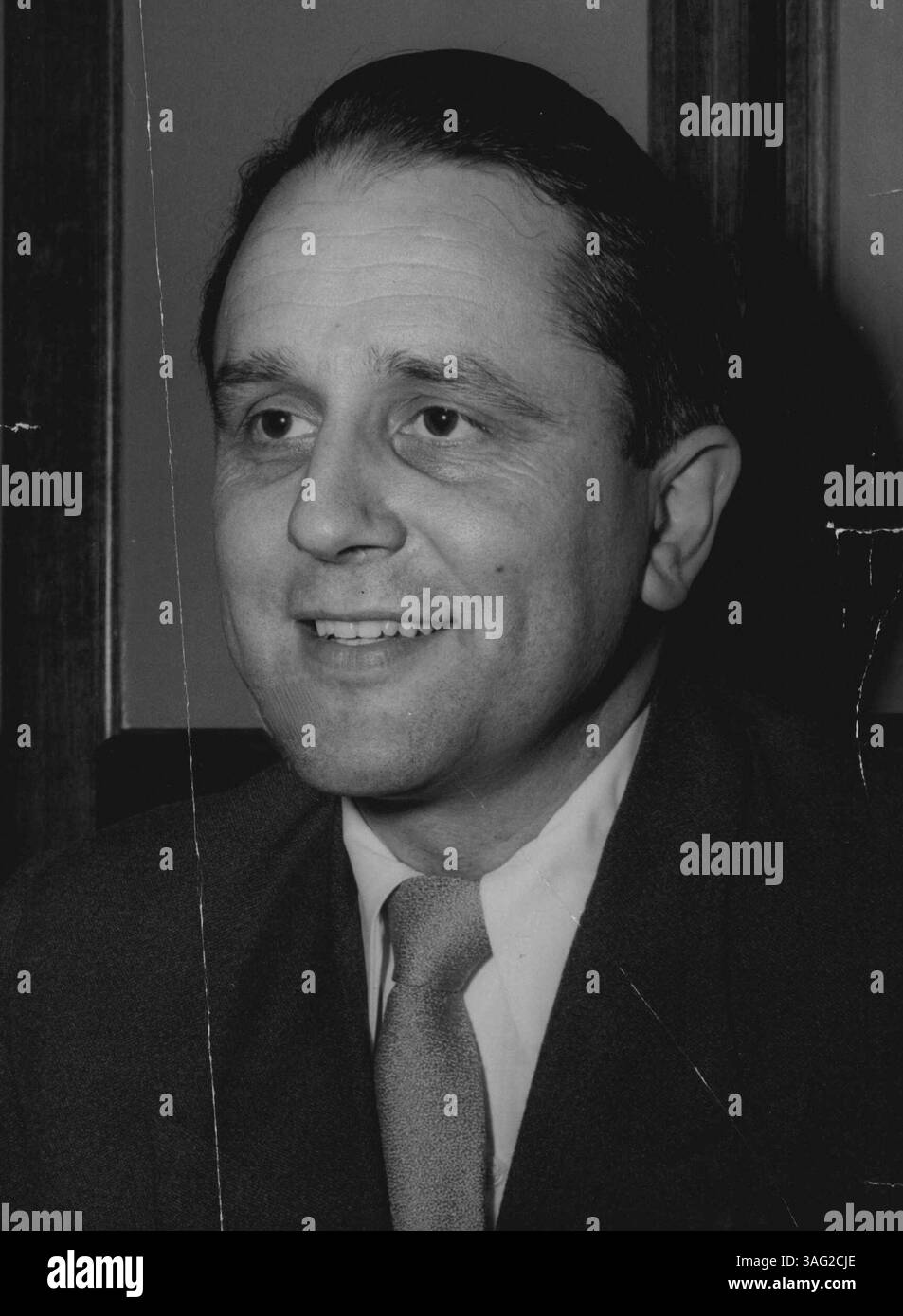 John Cameron, australischer Bariton, der nach 6 Jahren im Ausland zurückgekehrt ist. Er startet eine viermonatige Australien-Tour, während der er viele Auftritte für die ABC machen wird. Juni 1955. (Foto: Frank Albert Charles Burke/Fairfax Media). Stockfoto