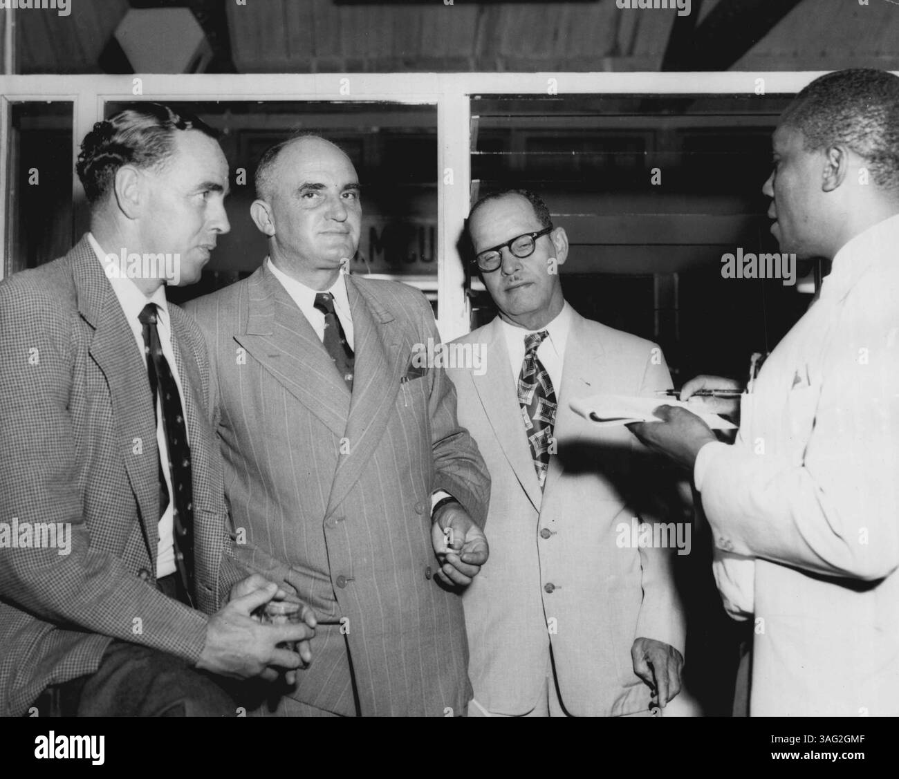 Ich bin Johnson und Jack Burge, die von L.D Roberts, Sportredakteur von The Daily Gleaner, interviewt wurden. Schaut auf Vernon Sasso, den jamaikanischen Cricket-Beamten. 20. Juli 1955 Stockfoto