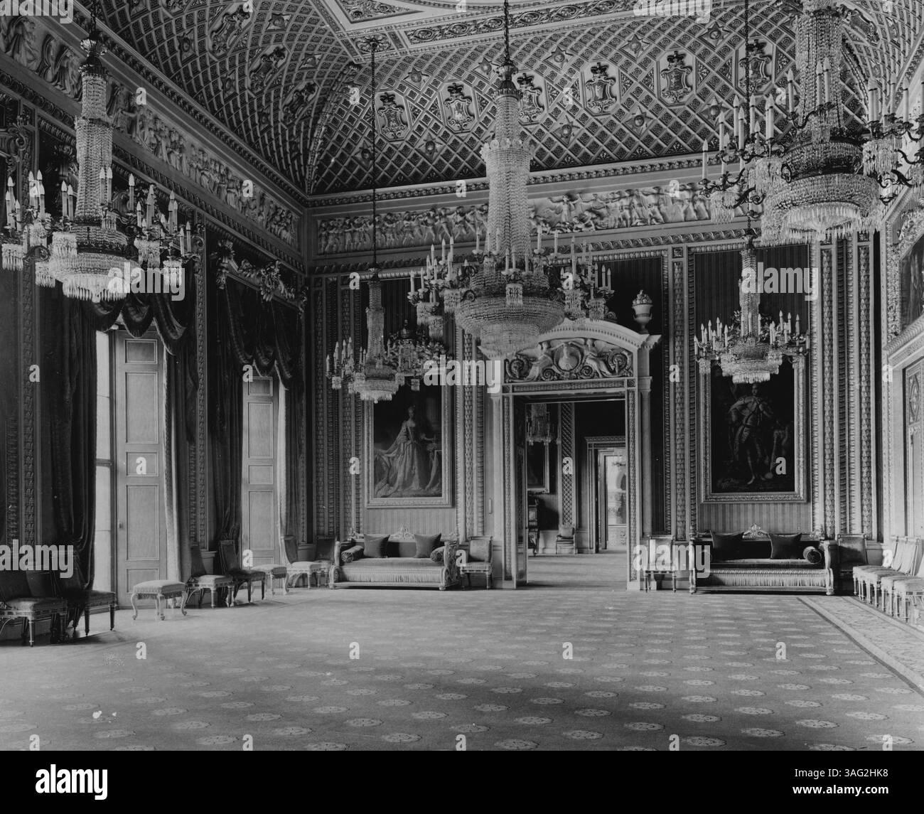 Innenräume des Buckingham Palace -- der weiße Salon aus dem Nordwesten, der den Eingang zum Musikzimmer zeigt, und der blaue Salon dahinter. 06. Dezember 1937. (Foto der Topical Press Agency Ltd.). Stockfoto