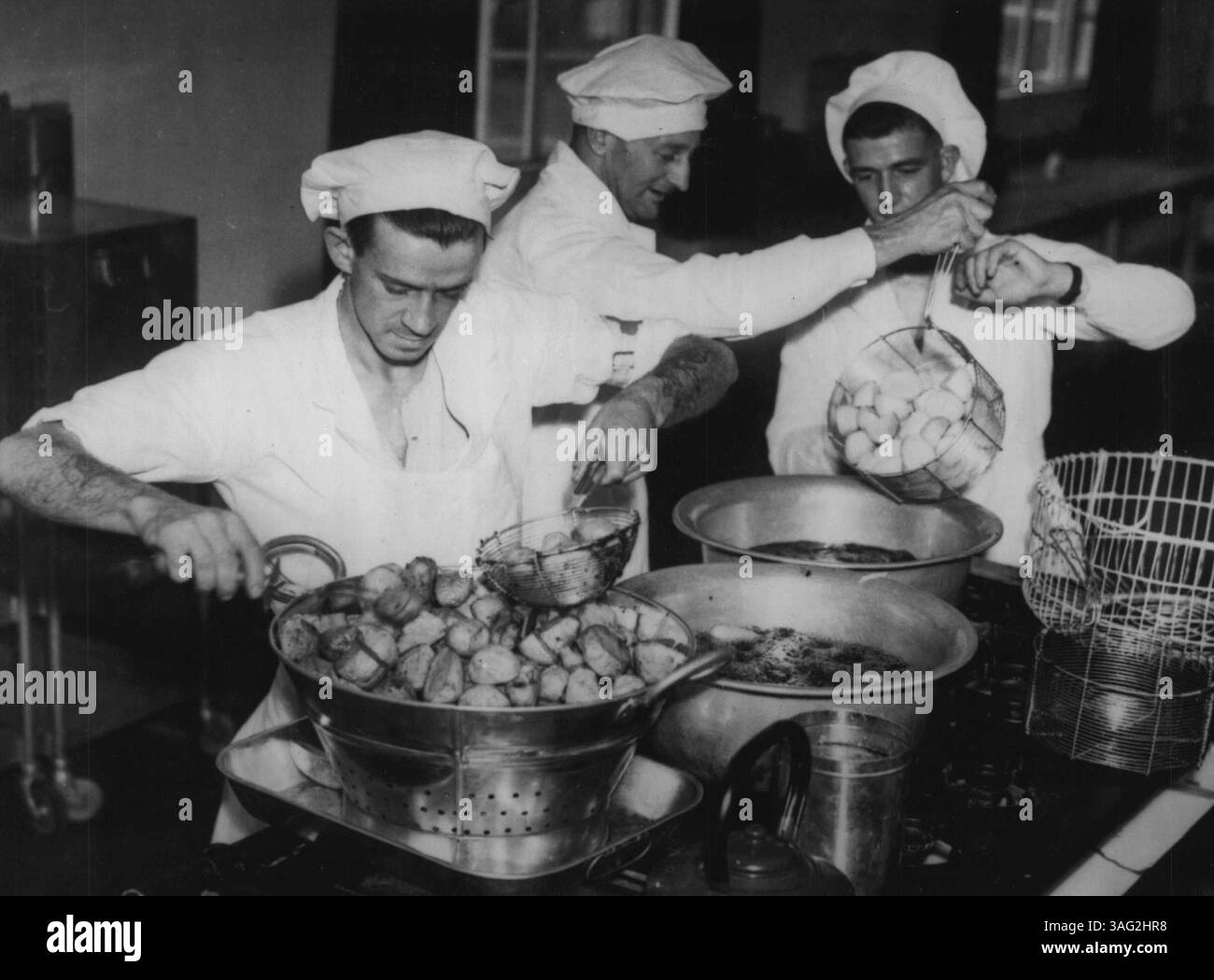 Australian General Hospital im Süden Englands. Die Köche bei der Arbeit. Von links nach rechts – Pte. C. E. Marshall, Sgt. R. W. Lee, CPL.A.D. Alexander. November 1940. Stockfoto