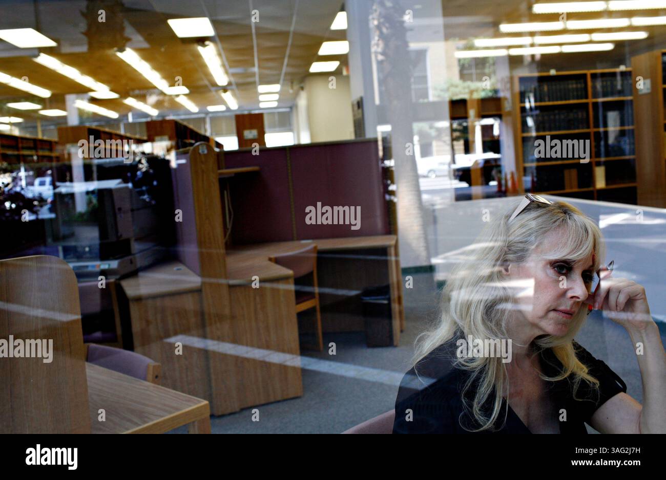 Juni 2008 - Tampa, Florida, USA - MARLENE FORAND konnte noch nie Hunderttausende Dollar in Unterhaltszahlungen, Anwaltsgebühren und einem Prozentsatz der Investitionen einziehen, die sie vor 12 Jahren in ihrer Scheidung von Robert Luzenberg erhalten hat. Kein Anwalt in Florida will Marlenes Fall mehr anfassen, weil sie kein Geld hat. Im letzten Jahr hat sie unzählige Stunden damit verbracht, sich selbst beizubringen, wie man ihre eigenen Anträge und Unterpfändungen einreicht, und ihn zu Aussagen zwingen kann. Sie hat gerade ein Highschool-Diplom, aber der Großteil ihrer juristischen Ausbildung fand in der Hillsborough Law Library statt. Sie findet das M Stockfoto