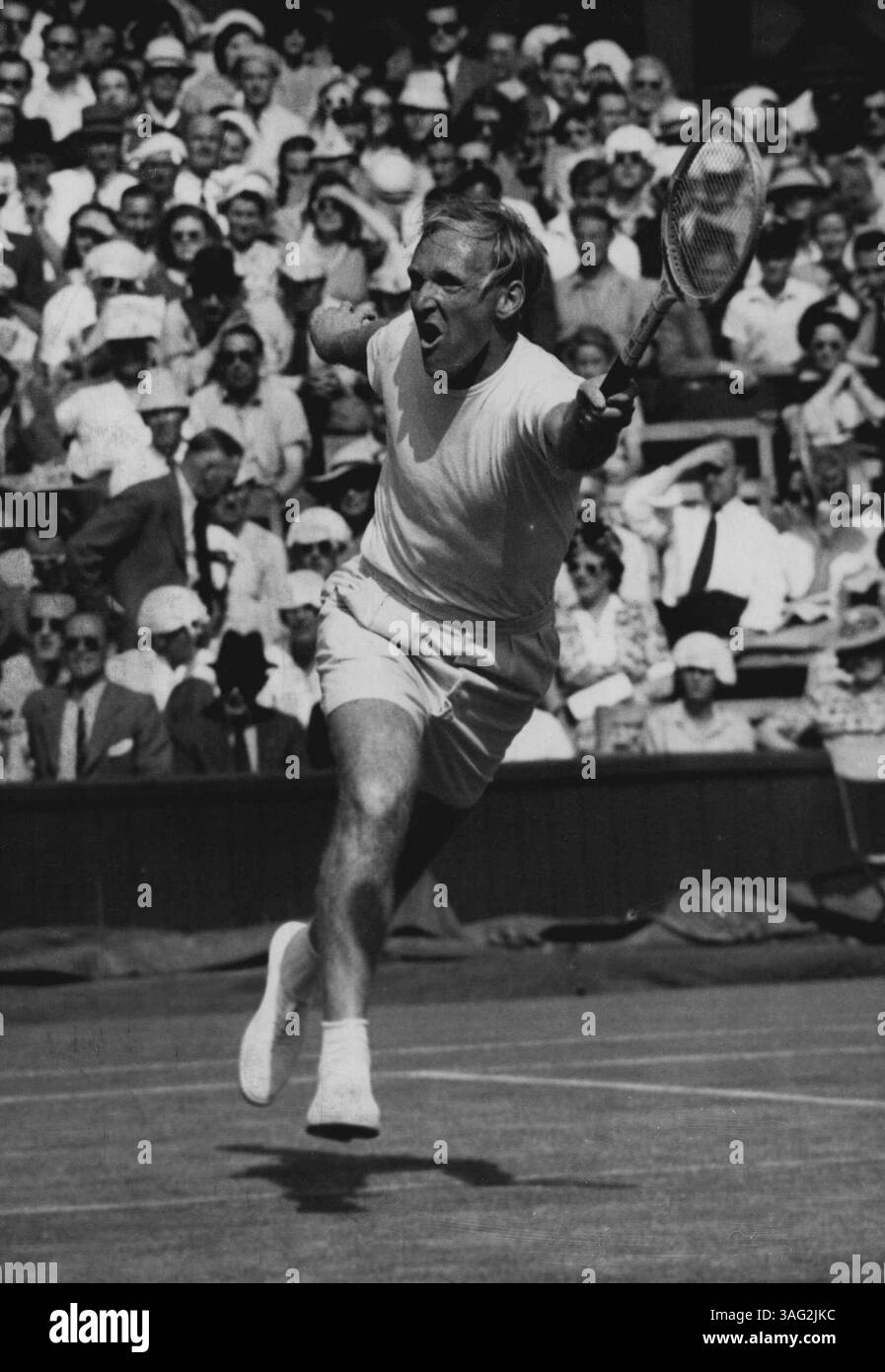 John Bromwich aus Australien macht sich beim Viertelfinalspiel auf dem Centre Court in Wimbledon (London) am 27. Juni Einen entschlossenen Linkslauf gegen Bob Falkenberg aus Amerika. Die beiden trafen sich im letzten Jahr, als Falkenberg gewann. Dieses Jahr war Bromwich ganz auf Rache und er brachte es auf die Melodie von 3-6, 9-11, 6-0, 6-0, 6-4, So Ging Es Ins Halbfinale Gegen Den Tschechischen Jaroslav Drobny. Juli 1949. (Foto von zugehörigem Pressefoto) Stockfoto
