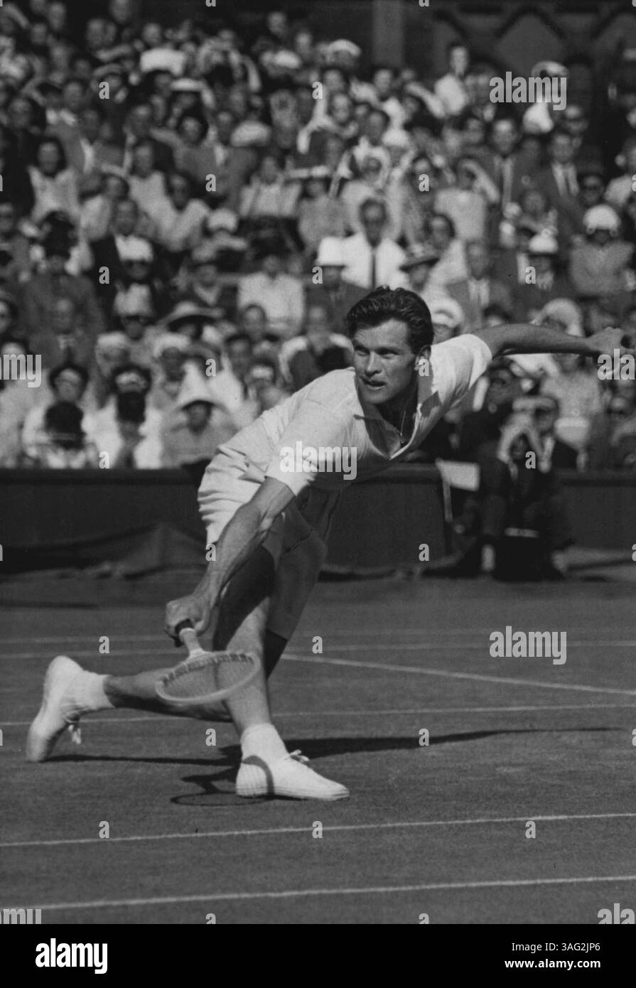 Wimbledon Championships. Herren Einzel. Dritte Runde. Fotoshows. Budge Patty aus den USA spielt auf dem Mittelfeld gegen den tschechischen Davis Cup-Spieler J. Drobny. Drobny gewann das 5-Set-Spiel, 6-4, 6-8, 7-9, 6-0, 6-2. Juni 1949. (Foto von Fox Photos) Stockfoto