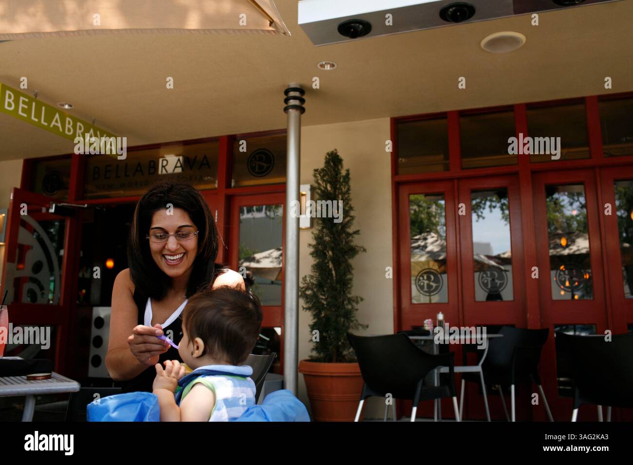 SP 290230 LYTT COOLAIR..BILDUNTERSCHRIFT: (St. Petersburg, FL -- 20.06.07) Naushin Jobe von St. Peteresburg versorgt ihren Sohn Kamran (Bild: St. Petersburg Times/ZUMAPRESS.com). Stockfoto