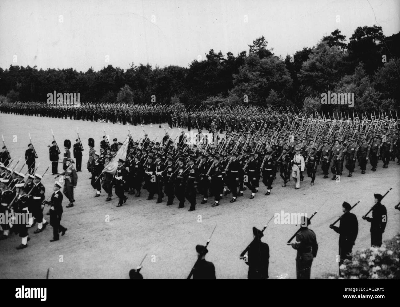Commonwealth-Krönungsprobe - Ein allgemeiner Überblick über die Szene im Pirbright-Camp, Surrey, heute Morgen, 23. Mai, während der letzten Probe des gesamten commonwealth-Krönungskontingents. Die verschiedenen nationalen Sektionen des Kontingents trainierten seit ihrer Ankunft in diesem Land für ihre Rollen bei den Krönungszeremonien. Mai 1953. (Foto von zugehörigem Pressefoto). Stockfoto