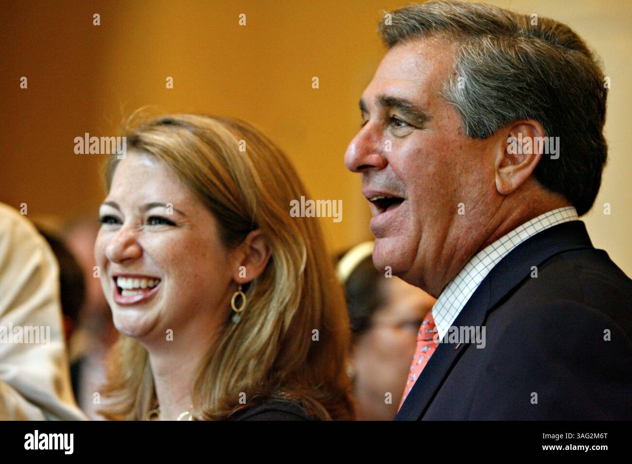 24. Juli 2008 - Tampa, Florida, USA - ALLISON CAMPBELL, 29, links, spricht mit JERRY ABRAMSON, Bürgermeister von Louisville, während einer Wiedervereinigung der ehemaligen Einwohner von Kentucky im Renaissance Tampa Hotel at International Plaza (Bild: St. Petersburg Times/ZUMAPRESS.com) Stockfoto