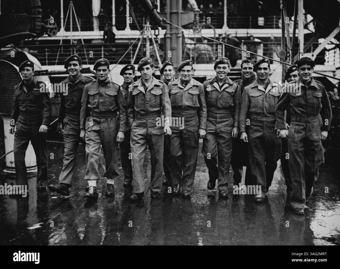 Fallschirmmänner aus Singapur - zwölf der Fallschirmmänner bei Ankunft in Southampton. Sie sind von links nach rechts freigelassen: Bill Allsop aus Chesterfield, Joe Houghton aus Preston, S. Robinson aus Woodbridge, Fred Bambleston aus Chatham, Art Kelly aus Manchester, S. Clack aus London, G. Wilson, A. Farley, T. Martin, D. Rosser aus South Wales, C. Smyth aus Dublin und Harry Hollis aus Liverpool. 15 Mitglieder des 13. Fallschirmbataillons, von denen 263 im Klunga-Kriegsgericht wegen Meuterei angeklagt waren, kamen heute am 14. November von Singapur aus mit dem Truppenschiff Otranto nach Southampton. November Stockfoto