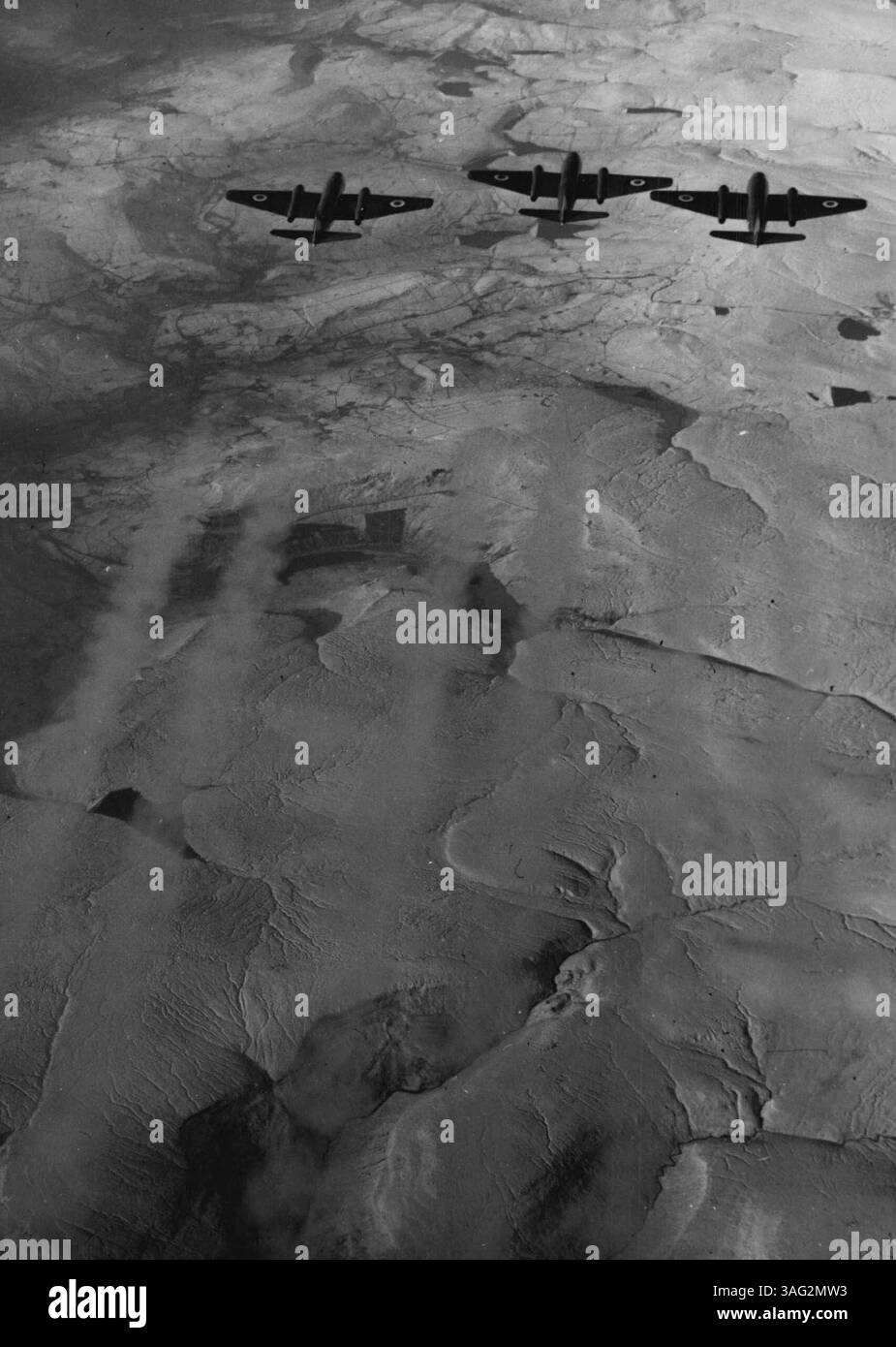 Canberras für Malaya -- diese ersten Luft-Luft-Fotos des ersten Jet Canberra B.6, das mit dem Bomber Command in den Squadron ging, wurden während kürzlicher Übungen von No. 101 Squadron, Royal Air Force, Binbrook, Lines, über Nordwestengland gemacht. Am 7. Februar soll eine Abtruppe von vier Canberra B.6 Bombern das Vereinigte Königreich verlassen, um in Malaya operative Prozesse durchzuführen und sich gegen die kommunistischen Terroristen im tiefen Dschungel der Föderation Malaya zu engagieren. Die ersten Doppeljet-Bomber, die bei der Far East Air Force eingesetzt werden, werden in Roy stationiert sein Stockfoto