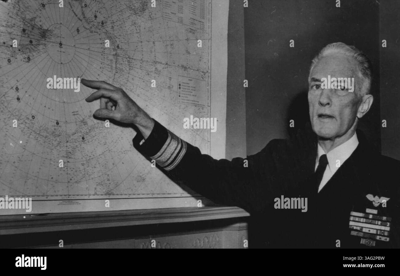Dieses Mal sagt er, es könnte bleiben - Konteradmiral Richard E. Byrd benutzt heute eine Karte, um mit Reportern über die neue Expedition der Marine in die Antarktis zu sprechen. Er sagt, dass die neuen Stützpunkte dort wahrscheinlich den Beginn einer ständigen Einrichtung darstellen werden, in der bis zu 500 Personen stationiert sein werden. Byrd, der morgen auf seiner fünften Expedition auf den Grund der Welt aufbrechen soll, ist auch ein Veteran von zwei Nordpolreisen. November 1955. (Foto von AP Wirephoto). Stockfoto