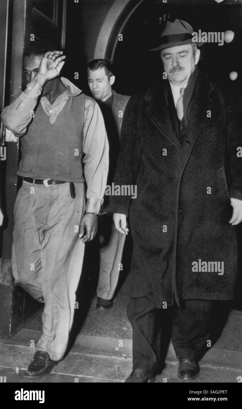 Browder geht ins Gefängnis. Earl Browder (rechts), langjähriger Kommunist Nr. 1 in Amerika, geht mit Handschellen an einen nicht identifizierten Mitgefangenen, als er heute das Bezirksgericht verlässt, auf seinem Weg ins Gefängnis. Browder wurde ins Gefängnis geschickt, nachdem er es versäumt hatte, 1.500 US-Dollar wegen Missachtung der Kongressanklage aufzubringen. Dezember 1950. (Foto von AP Wirephoto) Stockfoto