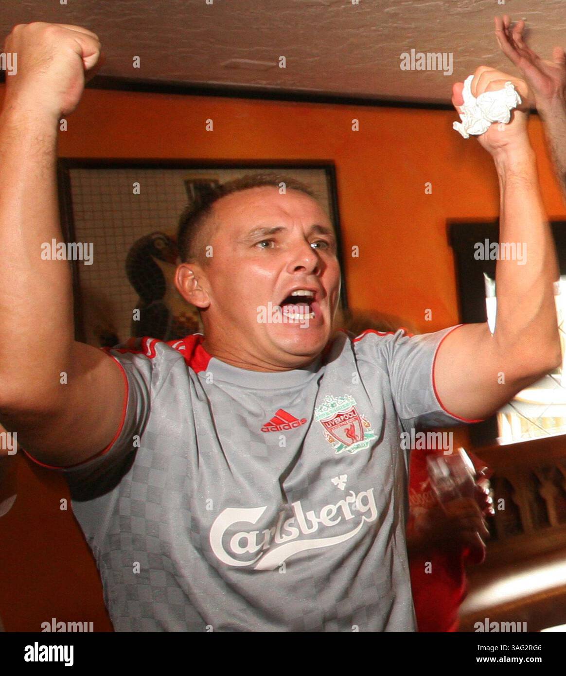 Tampa 8/31/2008) Peter Griffin, der in Liverpool aufgewachsen ist, bejubelt seine Heimatmannschaft während eines Fußballspiels im MacDinton's Irish Pub and Restaurant in Tampa am Sonntagmorgen, 31. August 2008. Die Bar berechnet sich selbst als „European Sports Bar“, um Fußball zu sehen und hat einen starken Kundenstamm für die Spiele angegriffen. Abbildung vorn links ist K.D. Dunlap, in der Mitte links Marc Taylor (Kreditbild: St Petersburg Times/ZUMAPRESS.com) Stockfoto