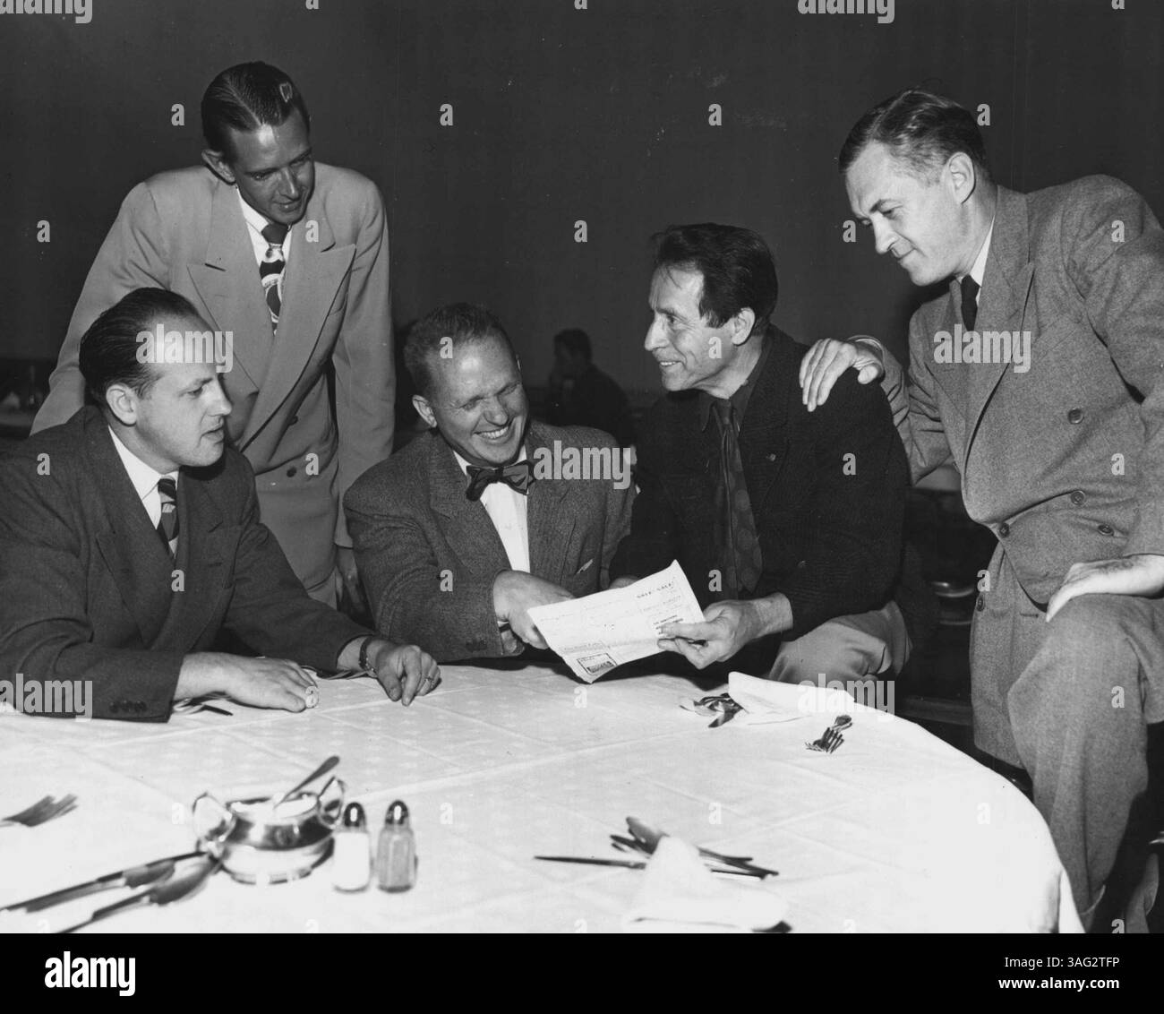 Mitglieder des „Board of Directors“ von Bufano's Studios, inc. Treffen sich mit dem Bildhauer, um sich um die Unternehmensgeschäfte zu kümmern. Von links nach rechts sind: Russ Wollden, San Francisco City Assessor; Neil Shaver, Magazine Executive; Nicholas Johnson, Fotograf; Benny Sufano und Ron wagoner, pacific Division newsmanager für united Press und Präsident des San Francisco Press Clubs. (Lon par Stock Brus Rome). April 1946. (Foto von ACME) Stockfoto Mitglieder des „Board of Directors“ von Bufano's Studios, inc. Treffen sich mit dem Bildhauer, um sich um die Unternehmensgeschäfte zu kümmern. Von links nach rechts sind: Russ Wollden, San Francisco City Assessor; Neil Shaver, Magazine Executive; Nicholas Johnson, Fotograf; Benny Sufano und Ron wagoner, pacific Division newsmanager für united Press und Präsident des San Francisco Press Clubs. (Lon par Stock Brus Rome). April 1946. (Foto von ACME) Stockfoto