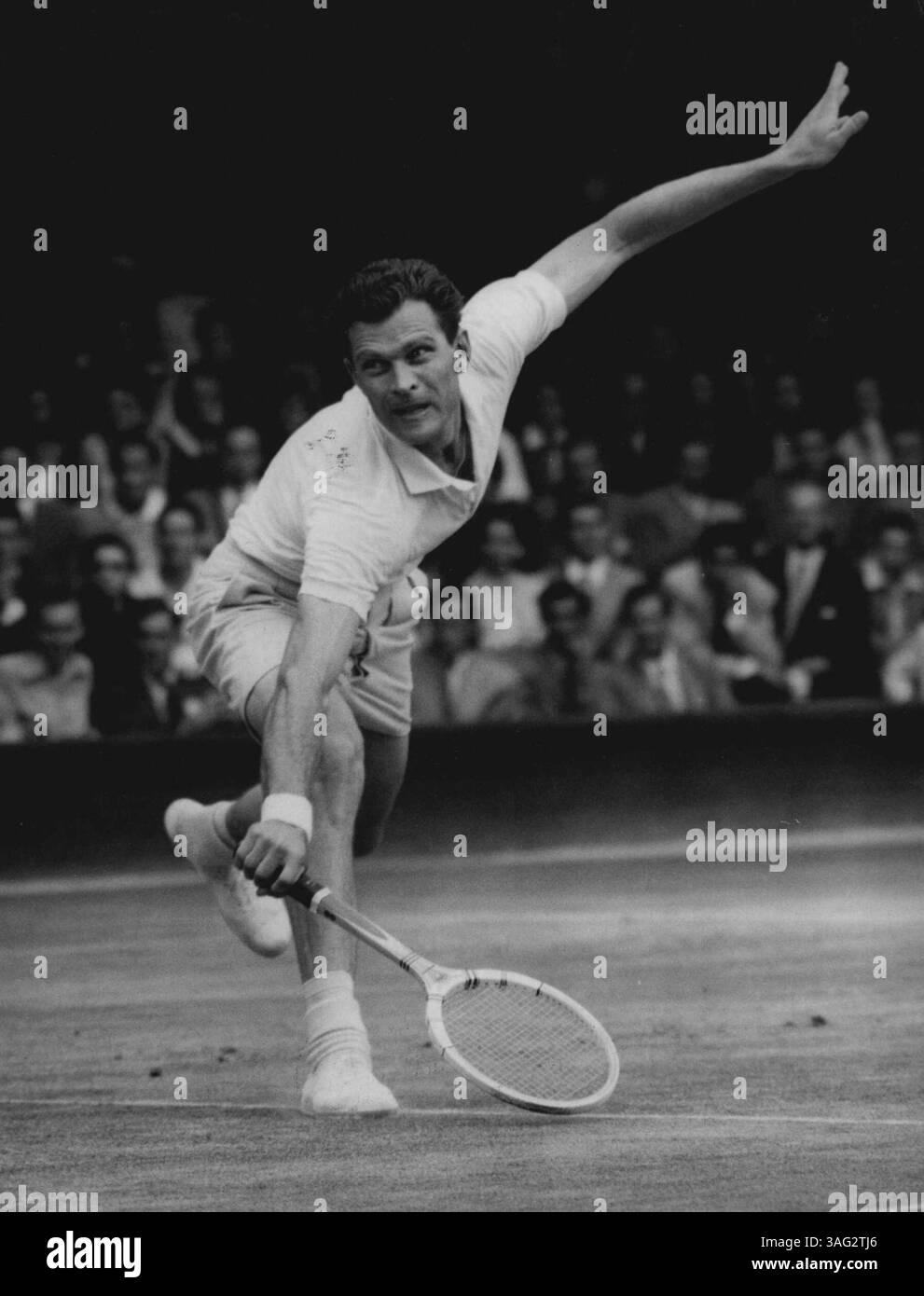 Patty Schlägt Hoad In Drei Sets. Budge Patty aus den USA, mit einem Arm zum Gleichgewicht, taucht auf einen Schuss seines australischen Gegners Lew Hoad, während des Viertelfinalspiels auf dem Mittelfeld in Wimbledon heute Nachmittag (Montag). Patty verließ Hoad in drei Reihen: 6-4, 6-4, 6-4, 6-4. Juni 1955. (Foto von Reuterphoto) Stockfoto