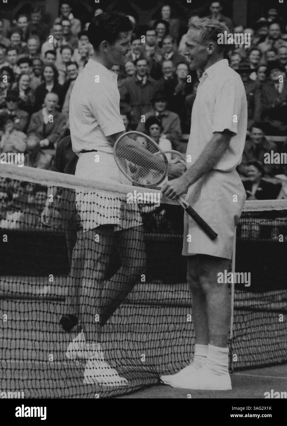 John Bromwich Beats Budge Patty Australiens John Bromwich (rechts) wird von seinem US-amerikanischen Gegner Budge Patty (links) gratuliert, als er heute, am 28. Juni, 6:4, 7:5, 6-1 in den Wimbledon Championships schlug. Der Australier qualifizierte sich somit für das Halbfinale des Men's Singles Title. August 1933. (Foto von zugehörigem Pressefoto) Stockfoto