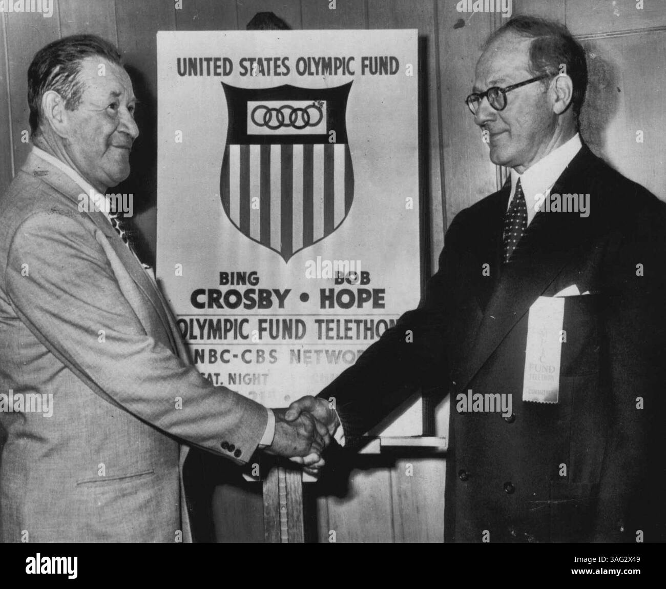Brundage und Thorpe treffen sich wieder – dieser historische Handschlag ist der erste seit 1912 zwischen Jim Thorpe (links), dem großen indischen Athleten, der vor 40 Jahren die Olympischen Spiele im Decthlon und im Fünfkampf gewann, und Avery Brundage, dem langjährigen Präsidenten der AAU Whick, der Thorpe die Goldmedaillen nahm, als entdeckt wurde, dass er Profi-Baseball gespielt hatte. Sie trafen sich im „Telethon“ von Bob Hope-Bing Crosby, um Mittel für die Entsendung der diesjährigen Olympiateam nach Helsinki zu sammeln. Brundage ist Präsident der US-Olympiateam in Helsinki. Brundage ist Präsident des Olympischen Komitees der USA. 30. Oktober 1955. (P Stockfoto
