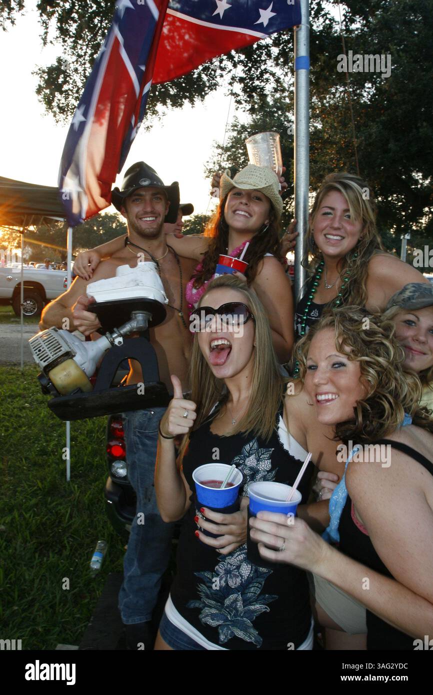 Tampa, 19.09.08) *unbenannte Gruppe, aber tolles Foto mit einem gasbetriebenen Mixer!* Country-Musik-Fans haben ihre Geländewagen, Autos und Minivans für das Brad Paisley-Konzert am Freitag auf dem Parkplatz des Ford Amphitheaters (Credit Image: St Petersburg Times/ZUMAPRESS.com) Stockfoto