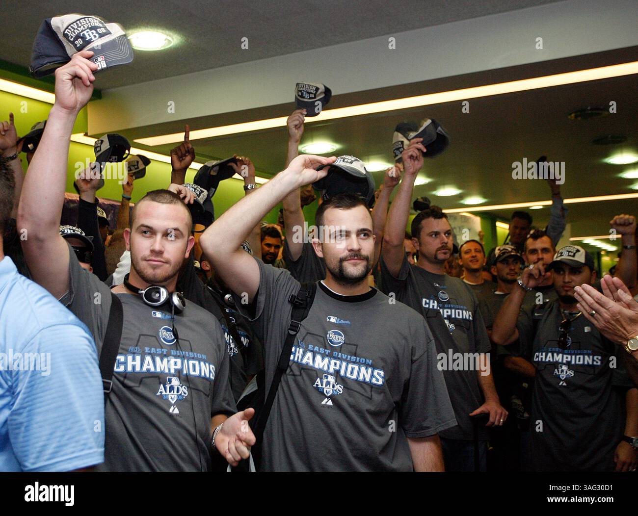 SP 295224 SHAD RAYSHOME 05 (09/28/2008 ST. PETE) Tampa Bay Rays Evan Longoria (links) zieht seinen Hut vor den Fans ab, zusammen mit dem Rest der Rays werden sie von den Fans begrüßt, als die Rays wieder als American League East Champions begrüßt werden, nachdem sie von einem zusätzlichen Innings-Sieg in Detroit am St. Petersburg/Clearwater International Airport in St. Petersburg am Sonntagnachmittag zurückgekehrt sind (Credit Image: St. Petersburg Times/ZUMAPRESS.com) Stockfoto