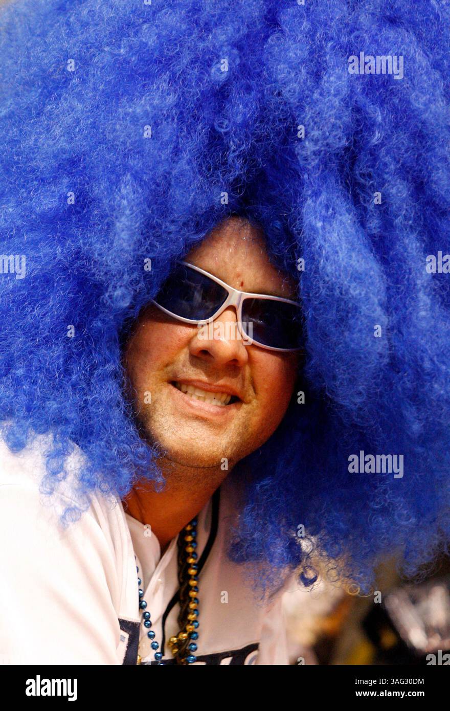 SP 295224 SHAD RAYSHOME 07 (09/28/2008 ST. PETE) Cary Strukel, bekannt als „The Cowbell Kid“, wartet auf die Ankunft der Tampa Bay Rays, die von Fans als American League East Champions begrüßt werden, nachdem sie von einem zusätzlichen Innings-Sieg in Detroit am St. Petersburg/Clearwater International Airport in St. Petersburg am Sonntagnachmittag zurückgekehrt sind (Bild: St. Petersburg Times/ZUMAPRESS.com) Stockfoto