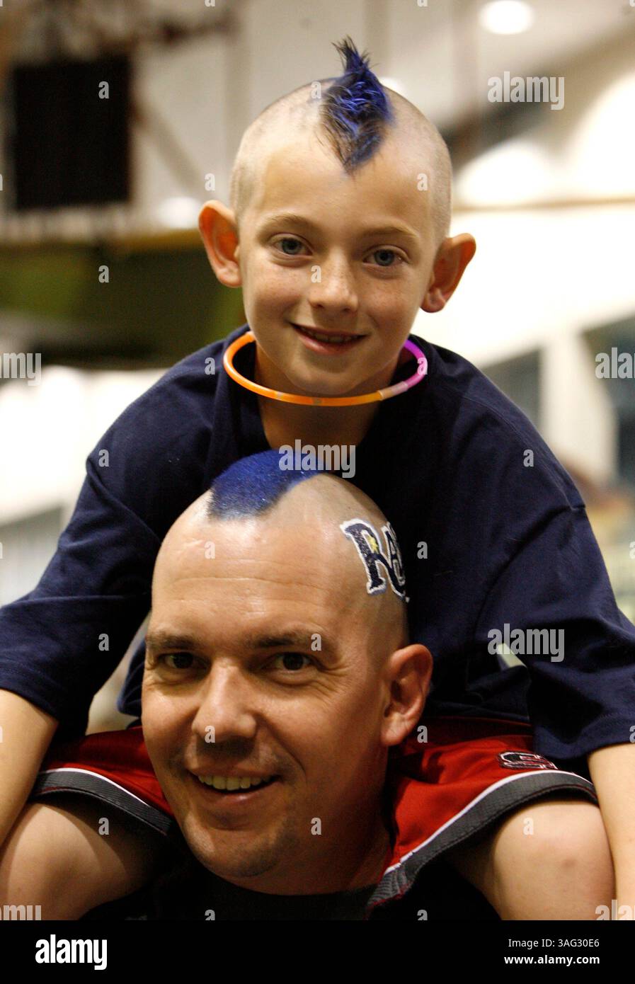 SP 295224 SHAD RAYSHOME 06 (09/28/2008 ST. PETE) Todd Priest und sein Stiefsohn Tyler Place (cq), 8, aus St. Pete, beide Sportmohawks, die auf die Ankunft der Tampa Bay Rays warten, da sie von Fans nach einem zusätzlichen Innings-Sieg in Detroit am St. Petersburg/Clearwater International Airport in St. Petersburg am Sonntagnachmittag als American League East Champions begrüßt werden (Credit Image: St. Petersburg Times/ZUMAPRESS.com) Stockfoto