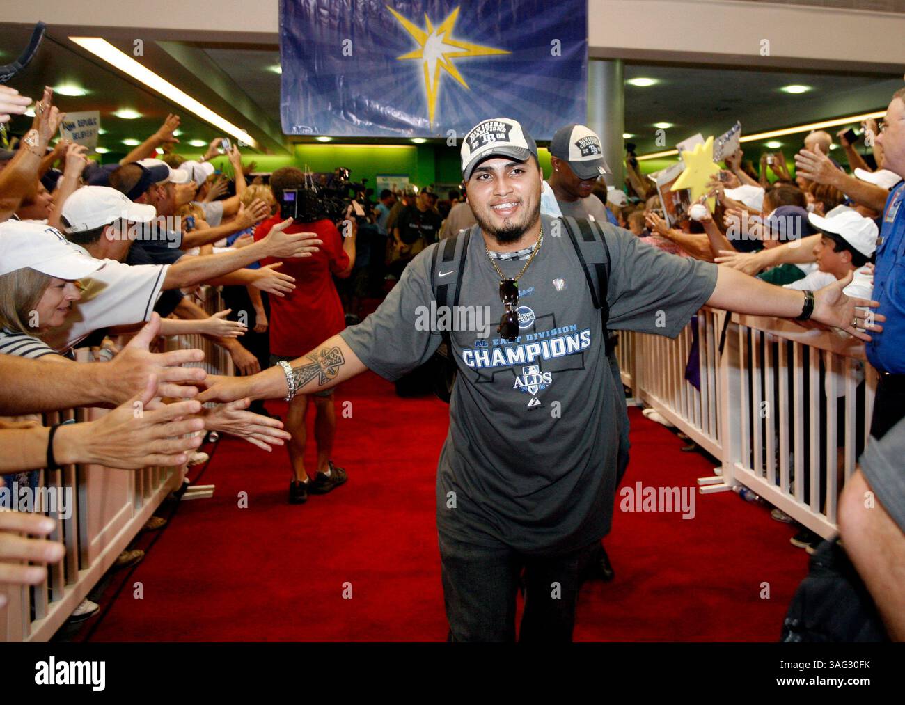 SP 295224 SHAD RAYSHOME 01 (09/28/2008 ST. PETE) Tampa Bay Rays Catcher Dioner Navarro schlägt Fans in die Hände, als die Rochen als American League East Champions willkommen sind, nachdem sie von einem zusätzlichen Innings-Sieg in Detroit am St. Petersburg/Clearwater International Airport in St. Petersburg am Sonntagnachmittag zurückgekehrt sind (Credit Image: St. Petersburg Times/ZUMAPRESS.com) Stockfoto