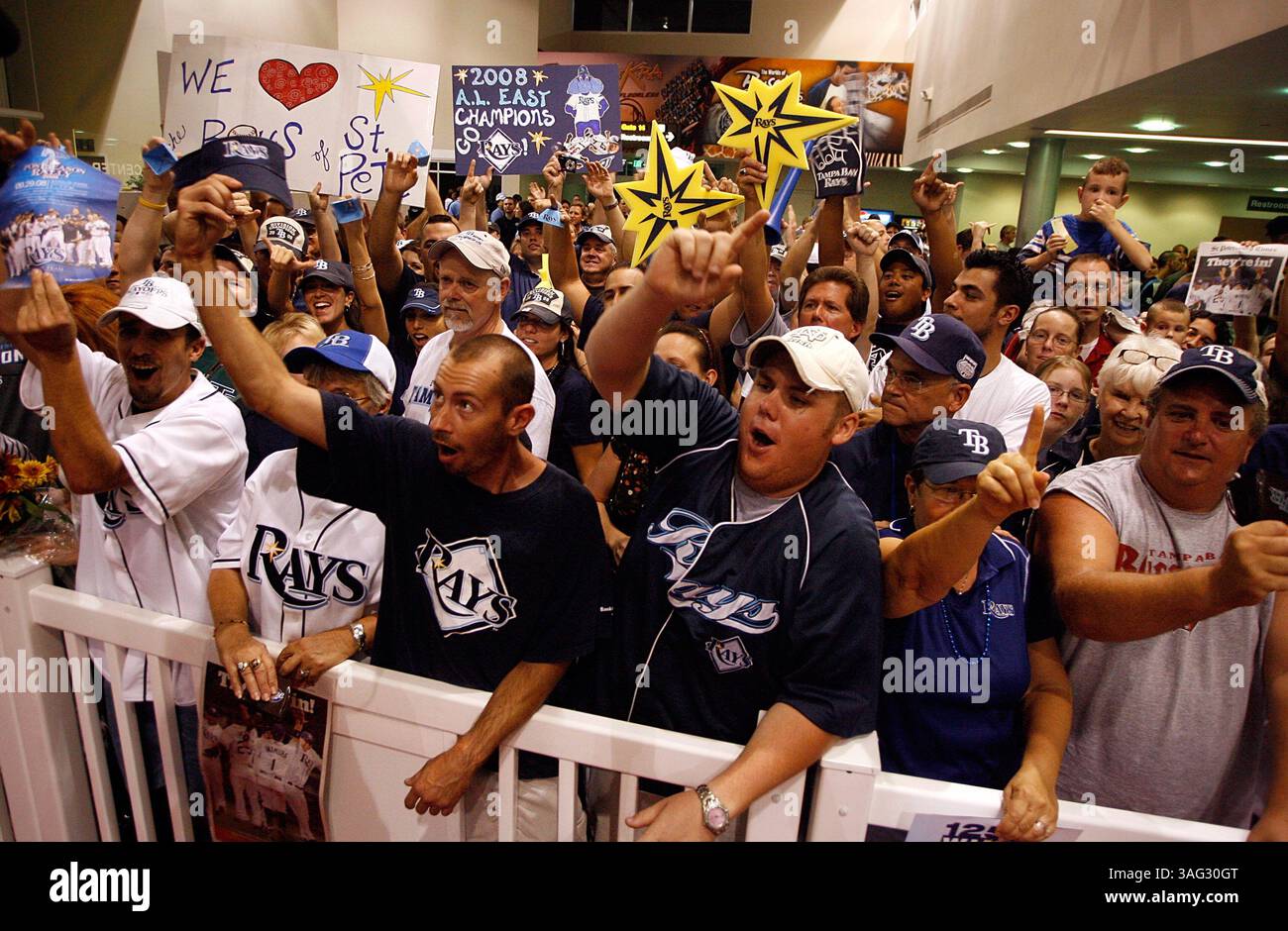 SP 295224 SHAD RAYSHOME 11 (09/28/2008 ST. PETE) die Fans jubeln, während sie auf die Ankunft der Tampa Bay Rays warten, als sie nach einem zusätzlichen Innings-Sieg in Detroit am St. Petersburg/Clearwater International Airport in St. Petersburg am Sonntagnachmittag als American League East Champions willkommen geheißen werden (Credit Image: St Petersburg Times/ZUMAPRESS.com) Stockfoto