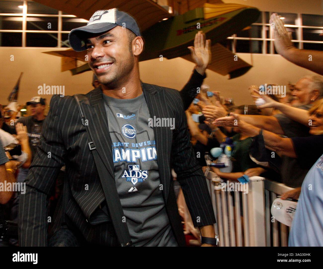 09/28/2008 ST. PETE) Tampa Bay Rays Carlos Pena wird von Fans begrüßt, als die Roys nach einem zusätzlichen Innings-Sieg in Detroit am St. Petersburg/Clearwater International Airport in St. Petersburg am Sonntagnachmittag als American League East Champions willkommen geheißen werden (Credit Image: St Petersburg Times/ZUMAPRESS.com) Stockfoto